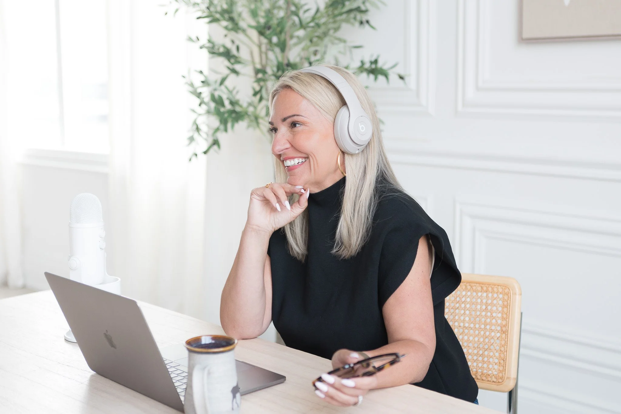Blonde-woman-waering-headphones-at-laptop