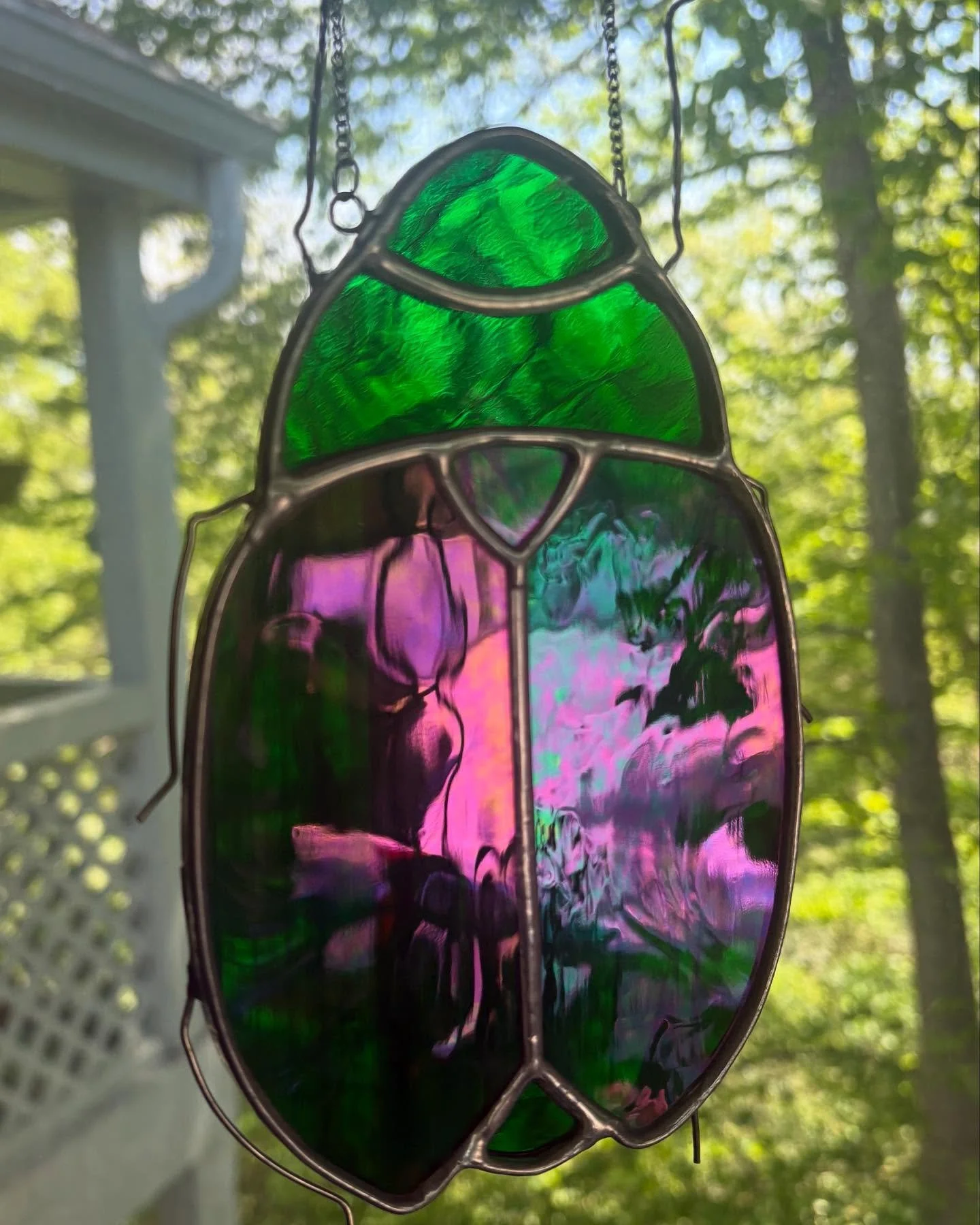 More bugs :D this green beetle has iridescent wing-cases (elytra) and I think he&rsquo;s pretty snazzy

#stainedglass #stainedglassart #stainedglassornaments #stainedglasswindow #art #glassart #glassartist #glassartwork #columbusartist #columbusart #