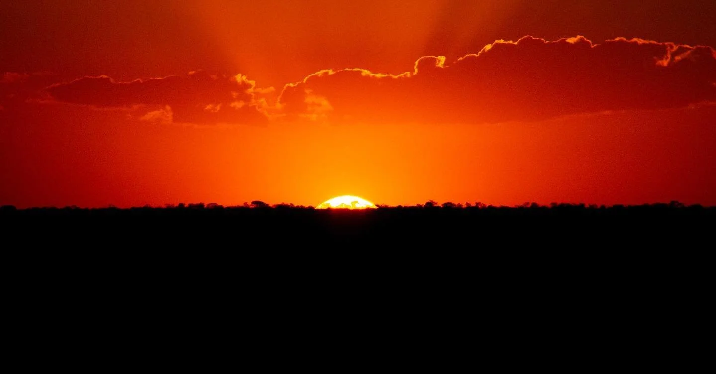 .
A magia do “Laranja pôr do sol”, da série Olhares. Brasília além de ter um dos céus mais lindos do mundo também reserva um pôr do sol espetacular. 
Disponível em vários taman