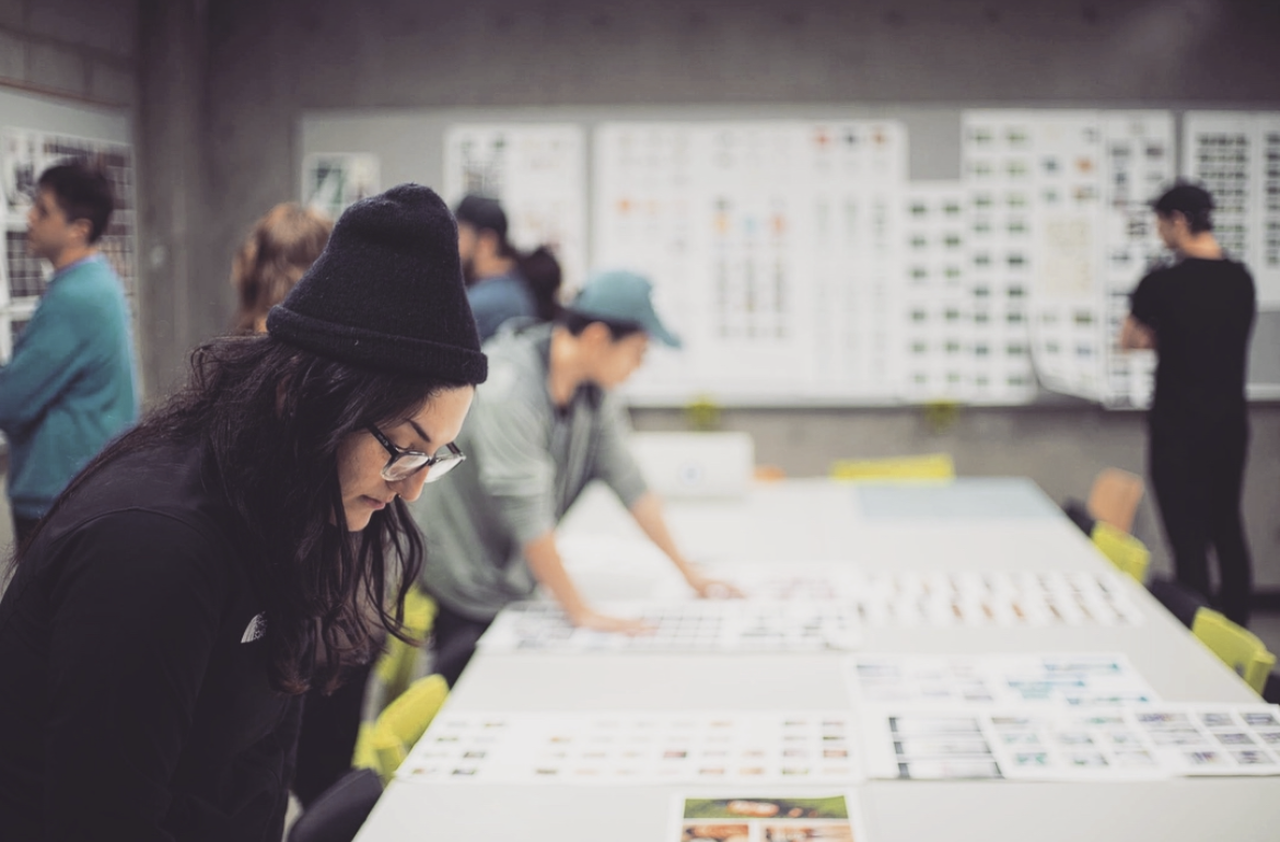 Group critique session – Photo by Gabriel Partipilo