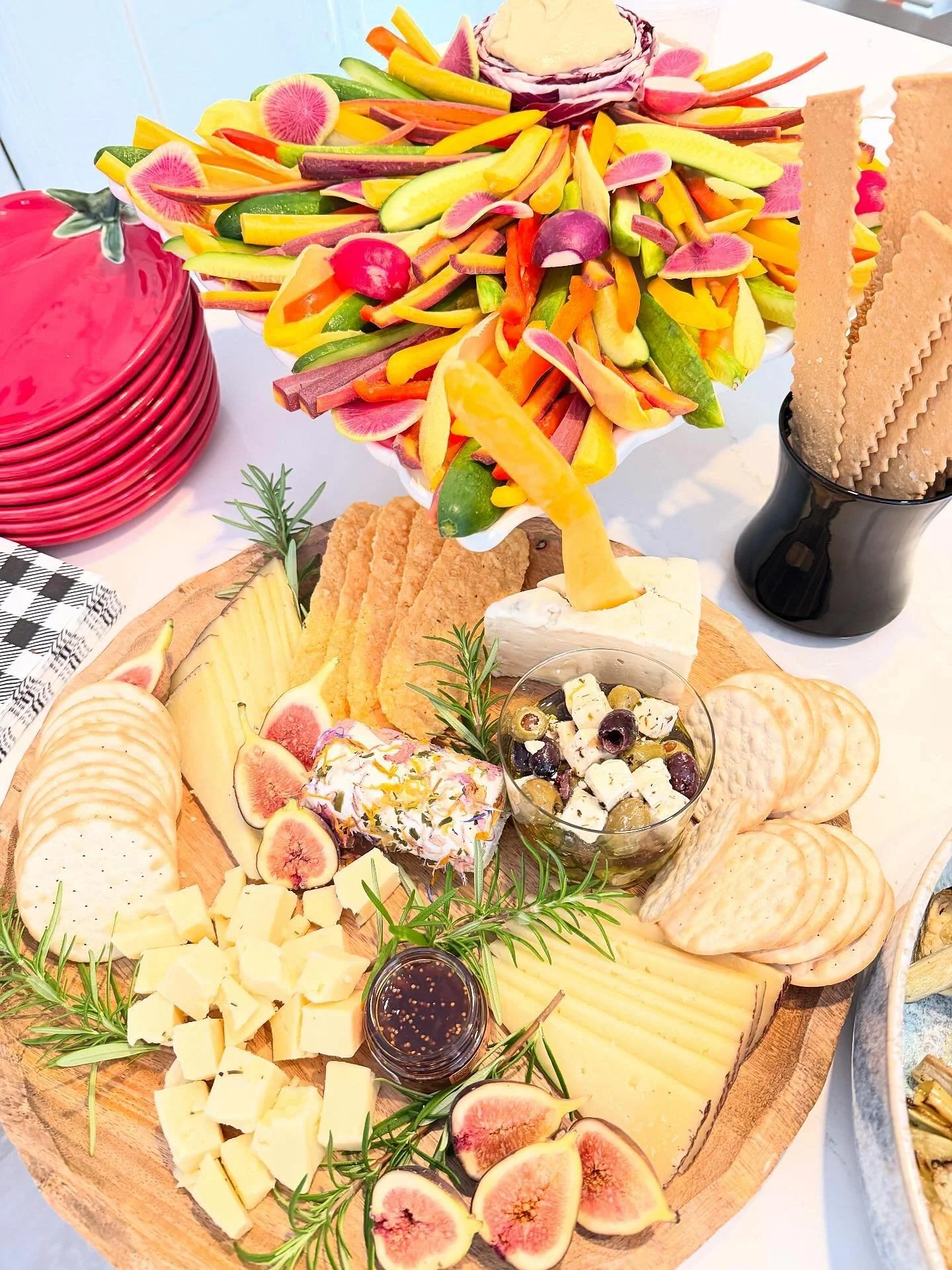 Because hors d&rsquo;oeuvres deserve just as much love as the main course ✨

Assorted cheeses and crudit&eacute;s
Sun dried tomato and olive tapenade with toasted crostini
Grilled marinated artichokes

#personalchef #food #foodie #foodporn #instafood