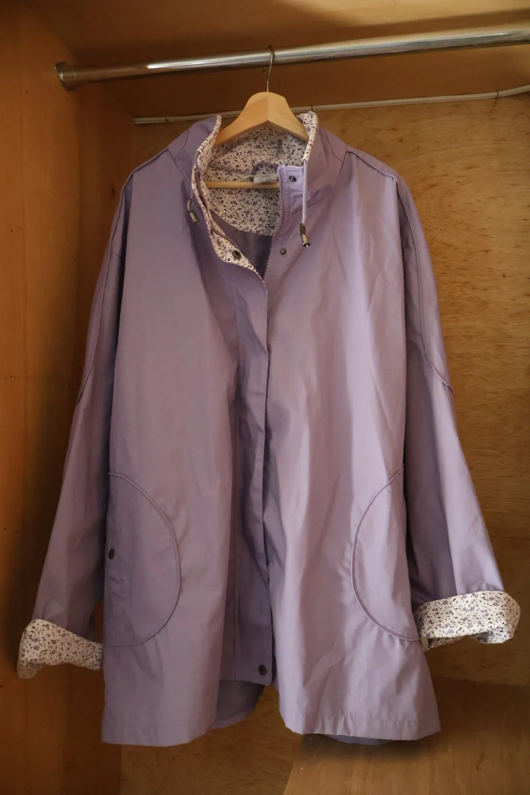 Size 3XL Lilac Raincoat with Floral Detail & Hidden Hood