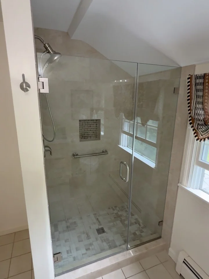 Revamped this tired bathroom with a new shower, vanity, fixtures, and bathroom accessories 👌🏼

#BathroomRemodel #HomeRenovation #FlatsContracting