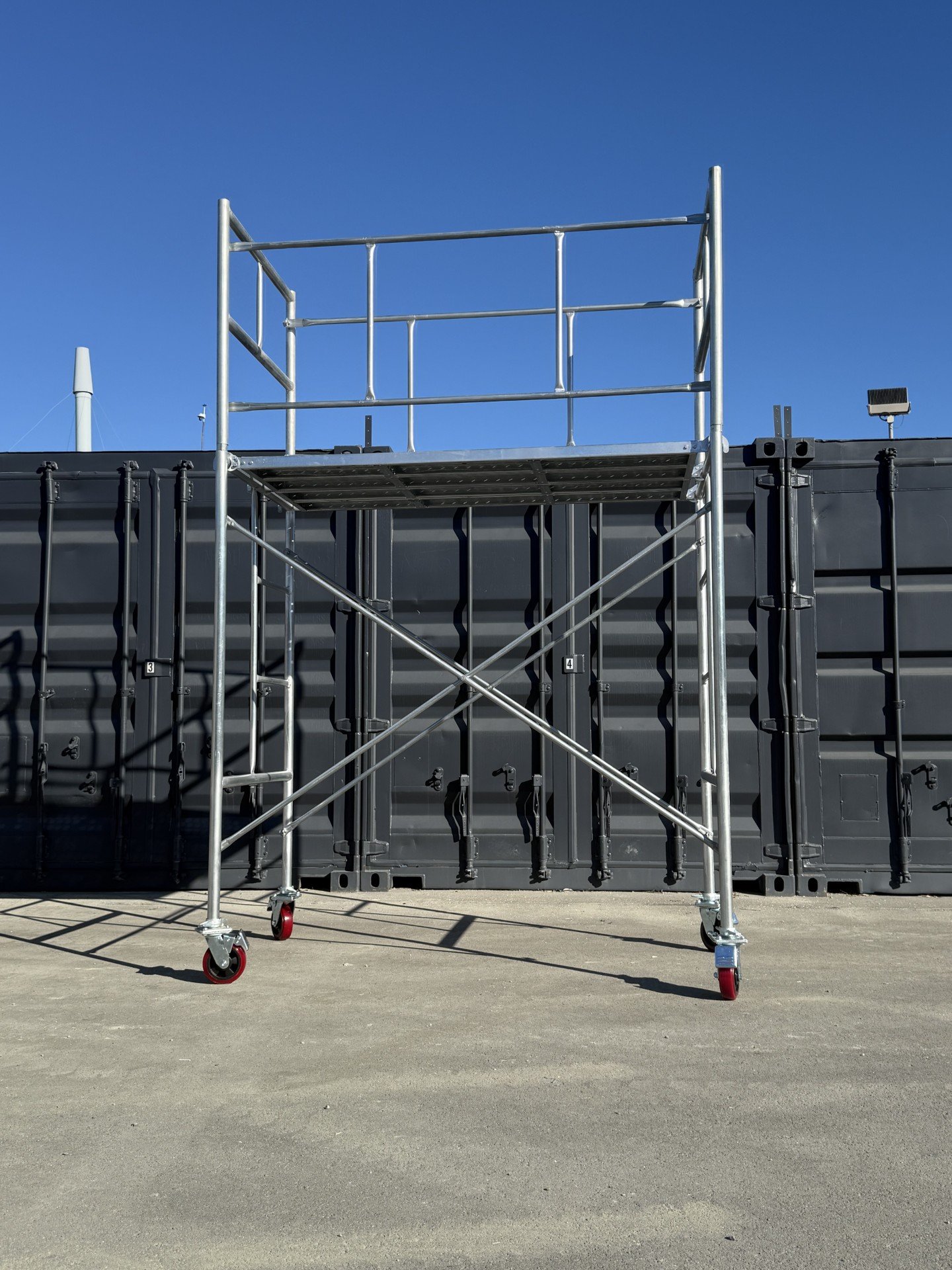 Mobile scaffold systems for commercial and industrial worksites