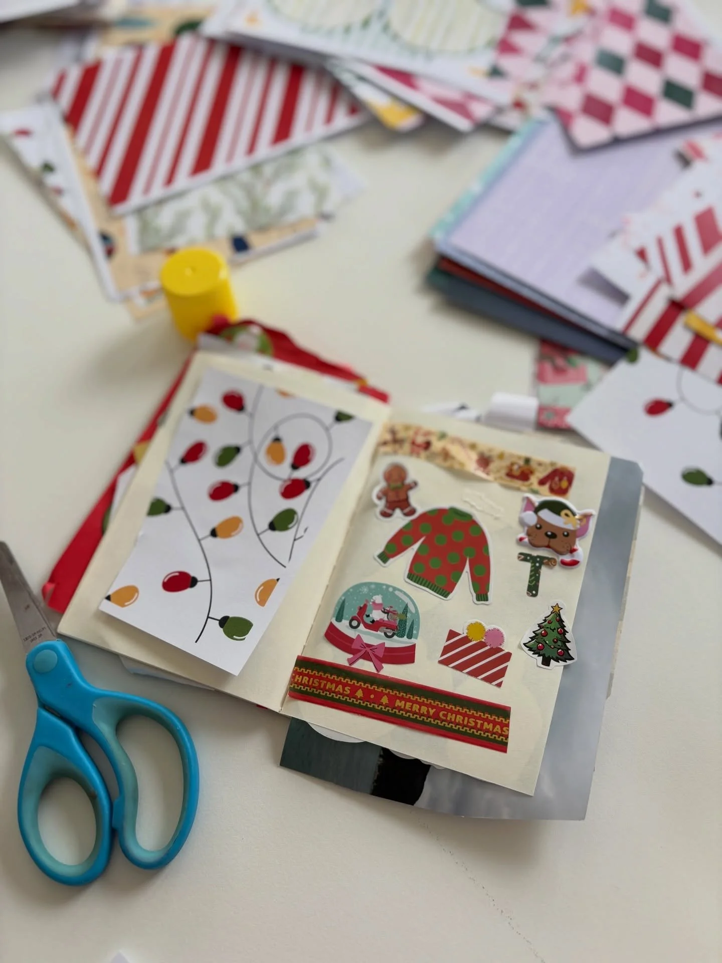Christmas crafts have started here at MBCC! Today was a collage sort of day with mosaic Christmas trees and Christmas themed junk journalling featuring at group time today. Such creative and busy children, working hard at cutting and gluing! 💚✂️🎄📔