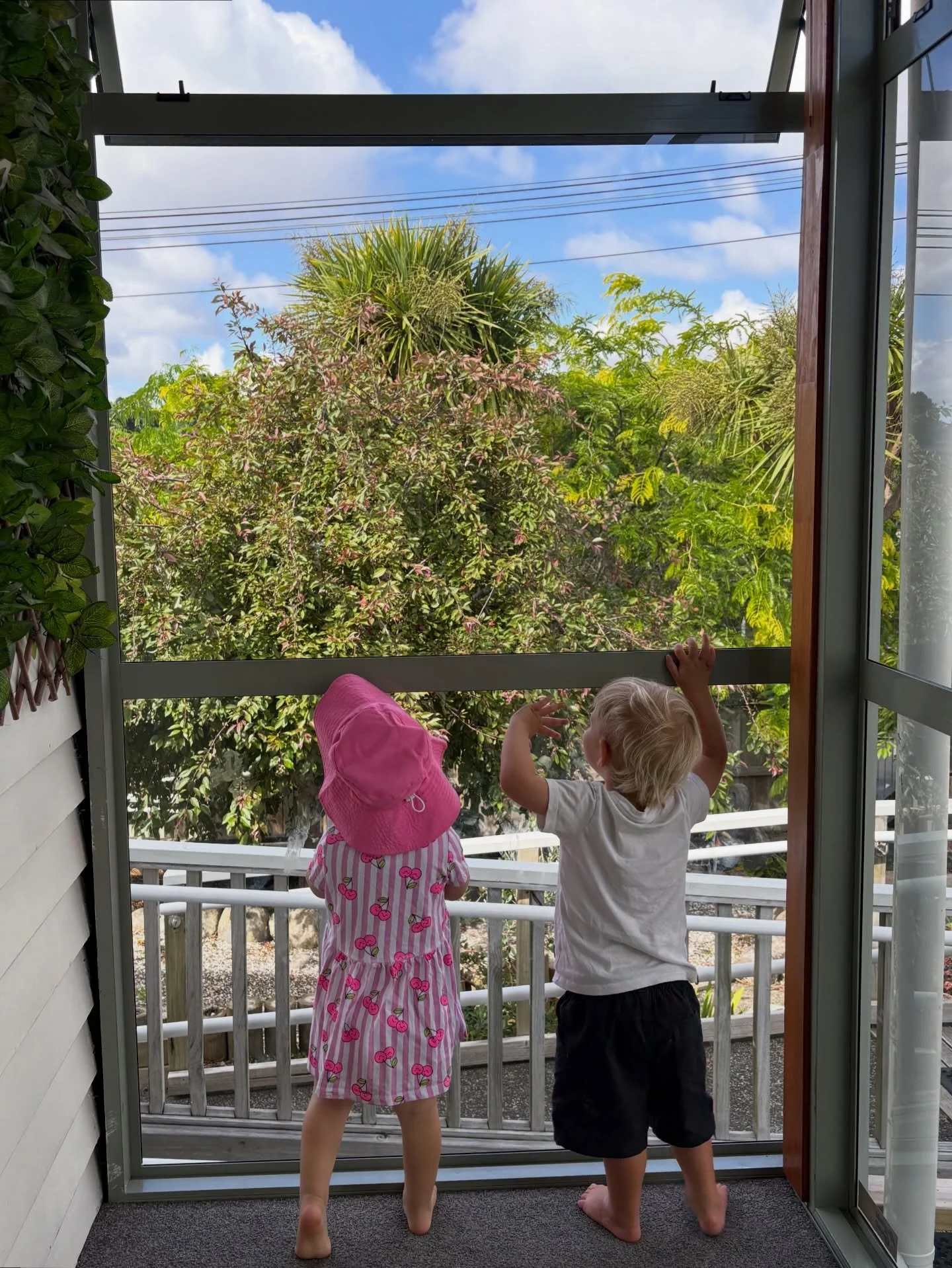 Normally the &lsquo;waving window&rsquo; at MBCC is where our tamariki wave goodbye to their whānau each morning. Today these little friends were very excited to wave and call &ldquo;hello&rdquo; to an airplane flying past! ✈️💚👋