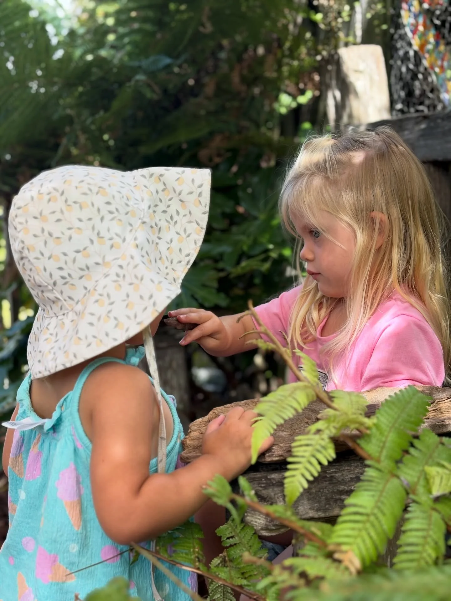 A little creative play experience from earlier this week&hellip; a make believe face painting station set up in the fairy garden from two little sisters who offered up their services to children who wanted some face and body art! Using taonga from Pa
