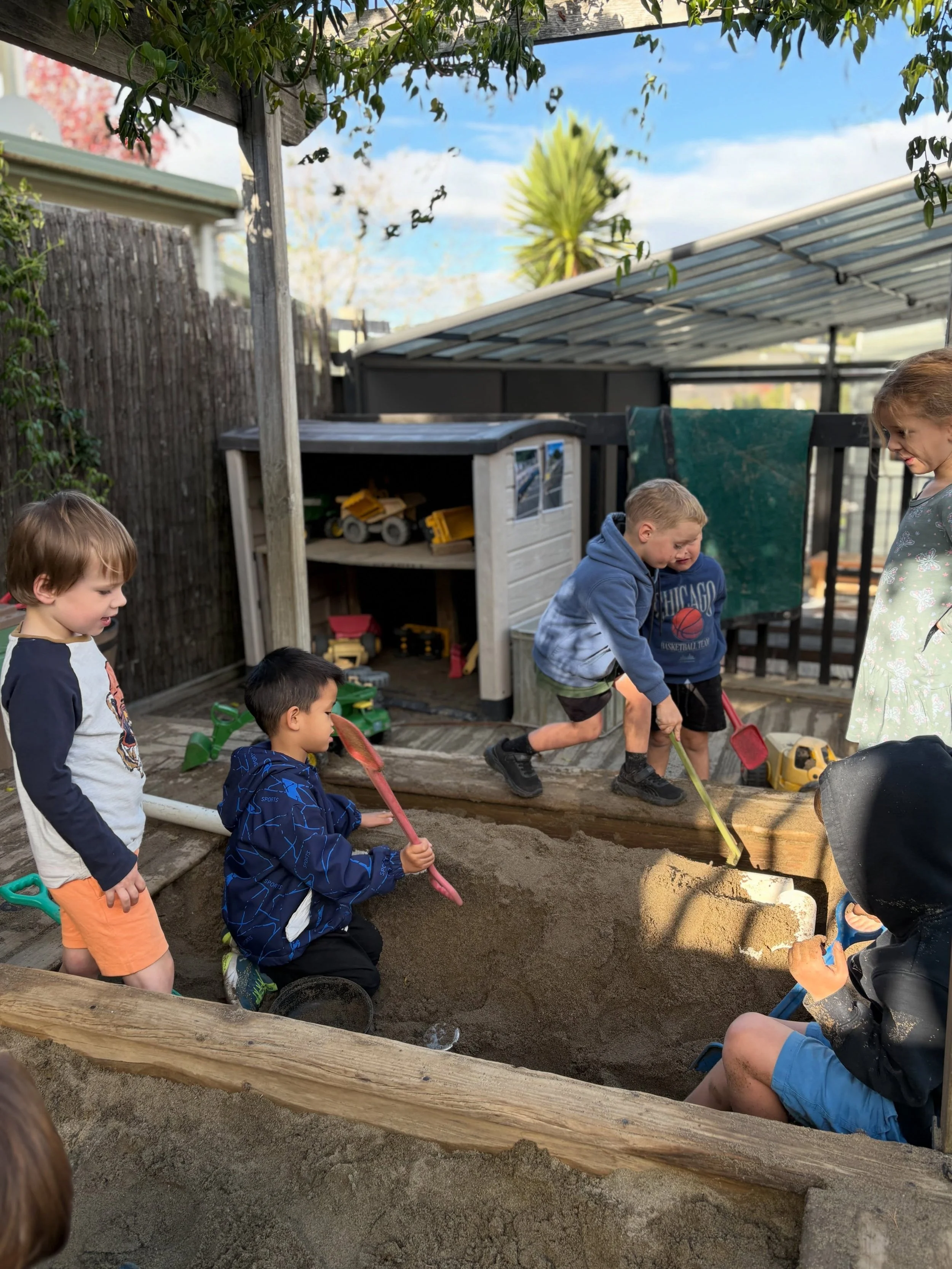 Over the last few weeks, our Murrays Bay and Mairangi Bay community has been a hive of water pipe activity with new pipes being laid near the beach and old ones being repaired after a water main burst. This has been represented in the work our MBCC t