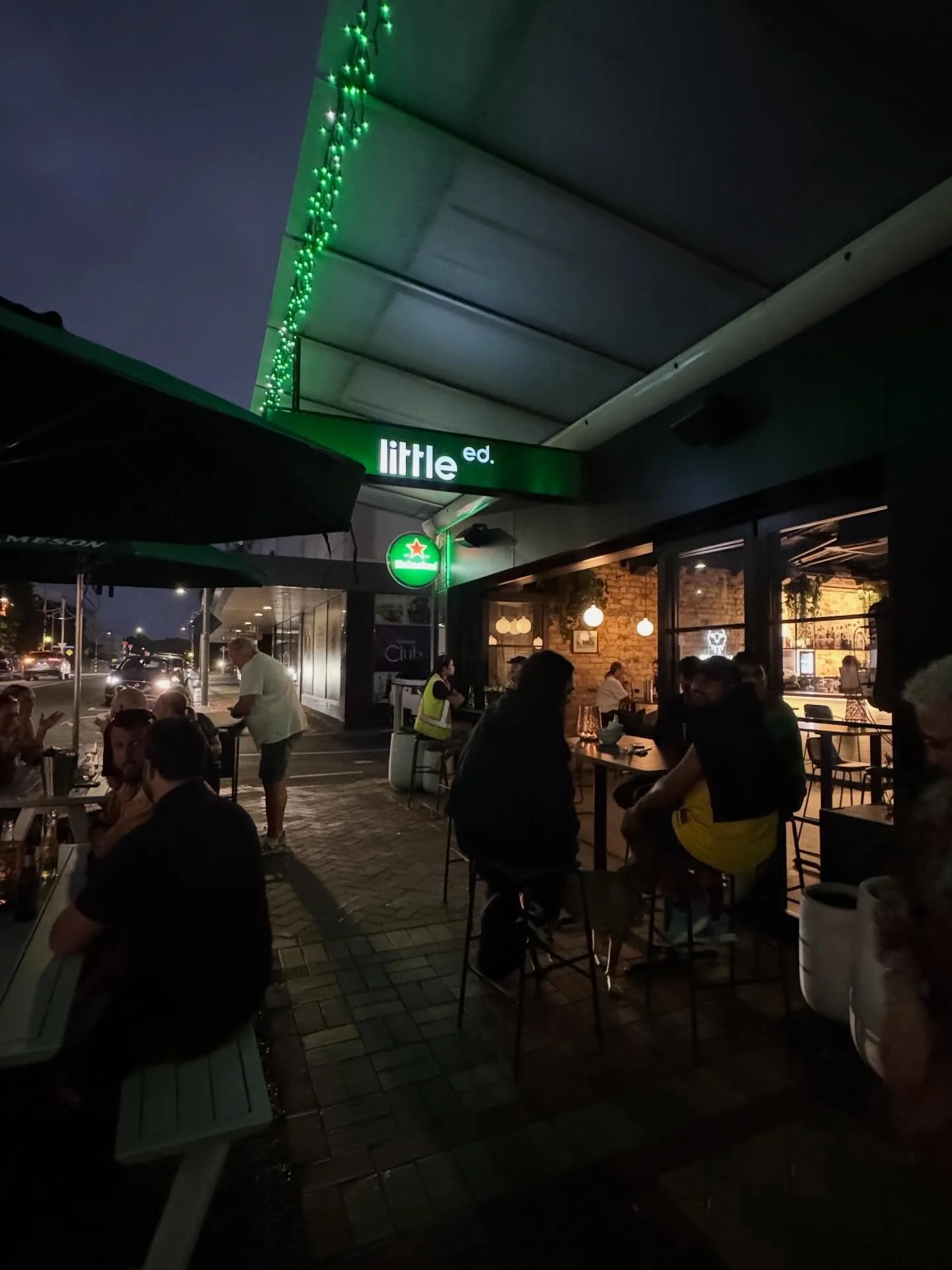 WHAT&rsquo;S ON THIS WEEK:

BIRTHDAY WEEK (Mon - Sun, All Day): 2 for 1 Chicken Burgers, Cheeseburgers &amp; LE Fried Chicken (Basic, Hot Dipped or Proper Hot). Mix &amp; match, lowest priced item is free. Dine-in only

EVERY DAY (From 3 - 6PM) &amp;