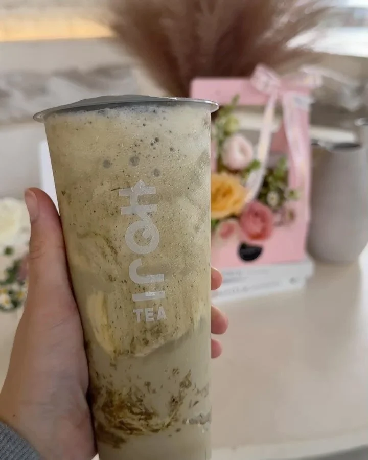 Happy Mother&rsquo;s Day to all the moms out there. You deserve the world. Stop by for a special treat or bring one home to mom ❤️ 

#mothersday #flowers #smoothie #fruit #smallbusiness