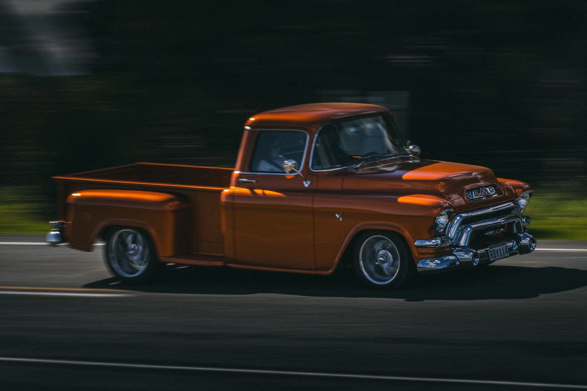 With the @rocknwheelsmeet on at Amberley this past weekend and so many Dad's getting out in the sun with their kids I wanted to get out and try something I haven't done before, there was so may amazing cars out on the roads, therefore so many missed 