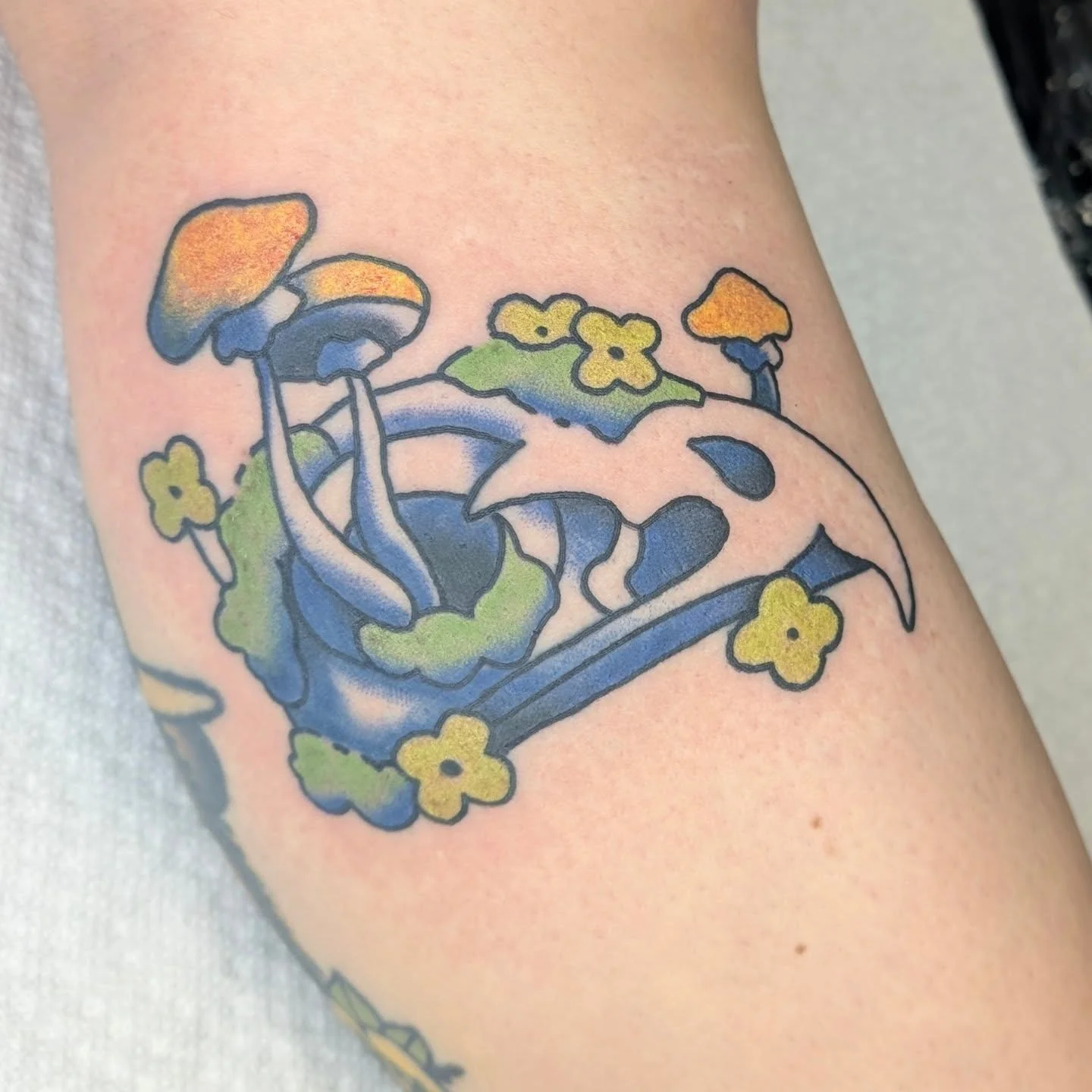 Bird skull from my flash ✨ love how this came out! There's still one more piece left from this sheet DM me to get it! @rosebanktattoo
.
.
#traditionaltattoo #tattoodesign #tattoo #trad #traditionalflash  #skulltattoo #whimsical