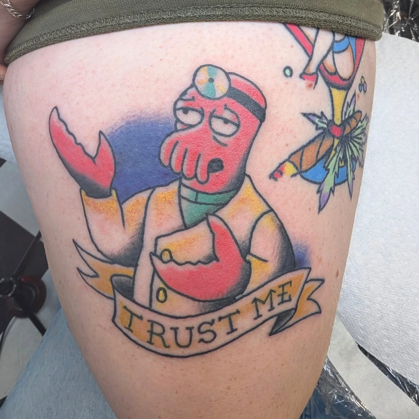 Need an idea for a tattoo? Why not Zoidberg? Thank you @pickles_tats for letting me put our favorite decapod doctor on you!
.
.
#traditionaltattoo #tattoodesign #tattoo #trad #futurama #zoidberg