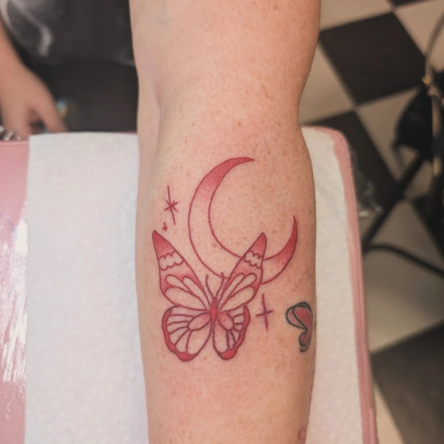 Little red walk in from the other day 🖍️
.
.
#traditionaltattoo #tattoodesign #tattoo #trad #traditionalflash