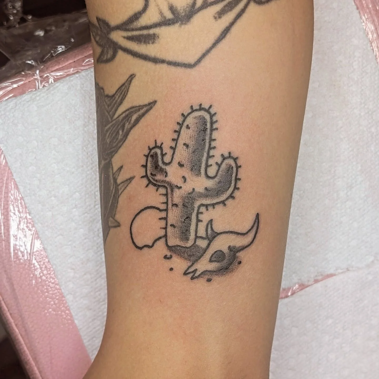 Desert scene to combat the Winter weather, thank you @chanelnoire.ink  for trusting me 🏜️🏜️🏜️
.
.
#traditionaltattoo #tattoodesign #tattoo #trad #traditionalflash