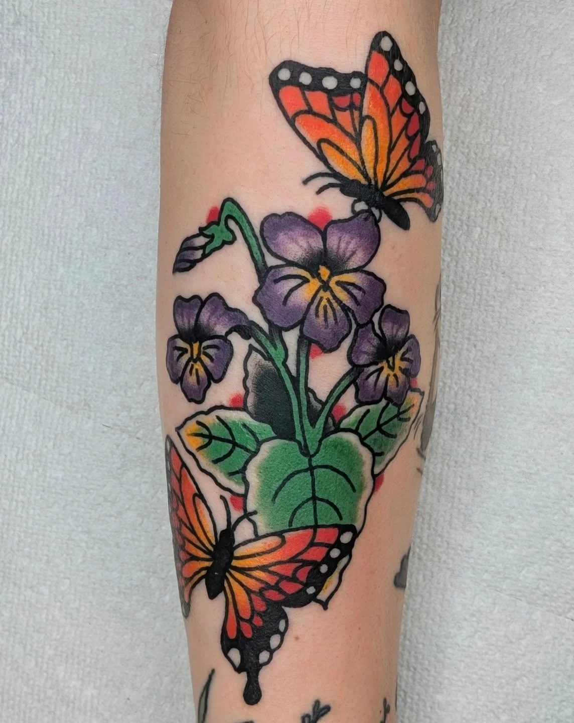 🌺 🦋🦋 
.
.#traditionaltattoo #tattoodesign #tattoo #trad #traditionalflash