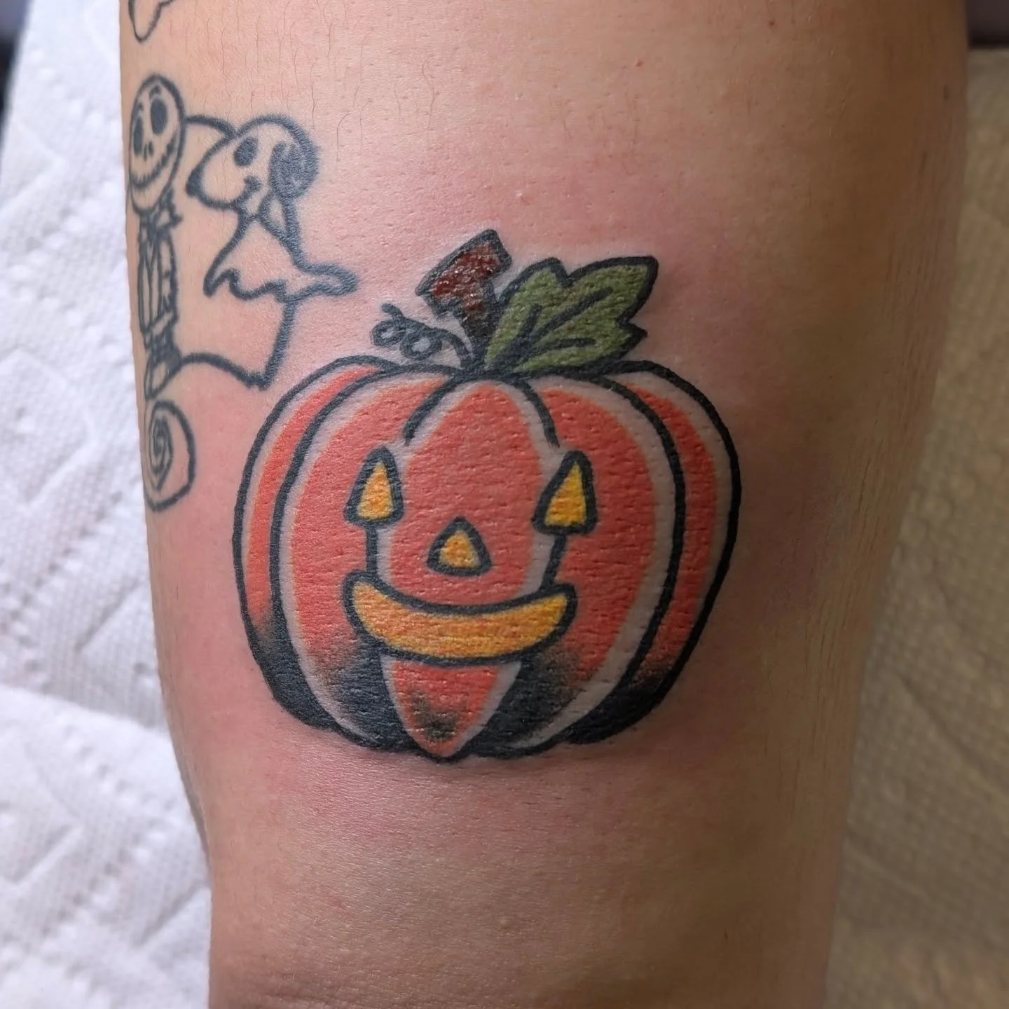 Never a bad time for a Halloween tattoo 🎃
.
.
#traditionaltattoo #tattoodesign #tattoo #trad #traditionalflash