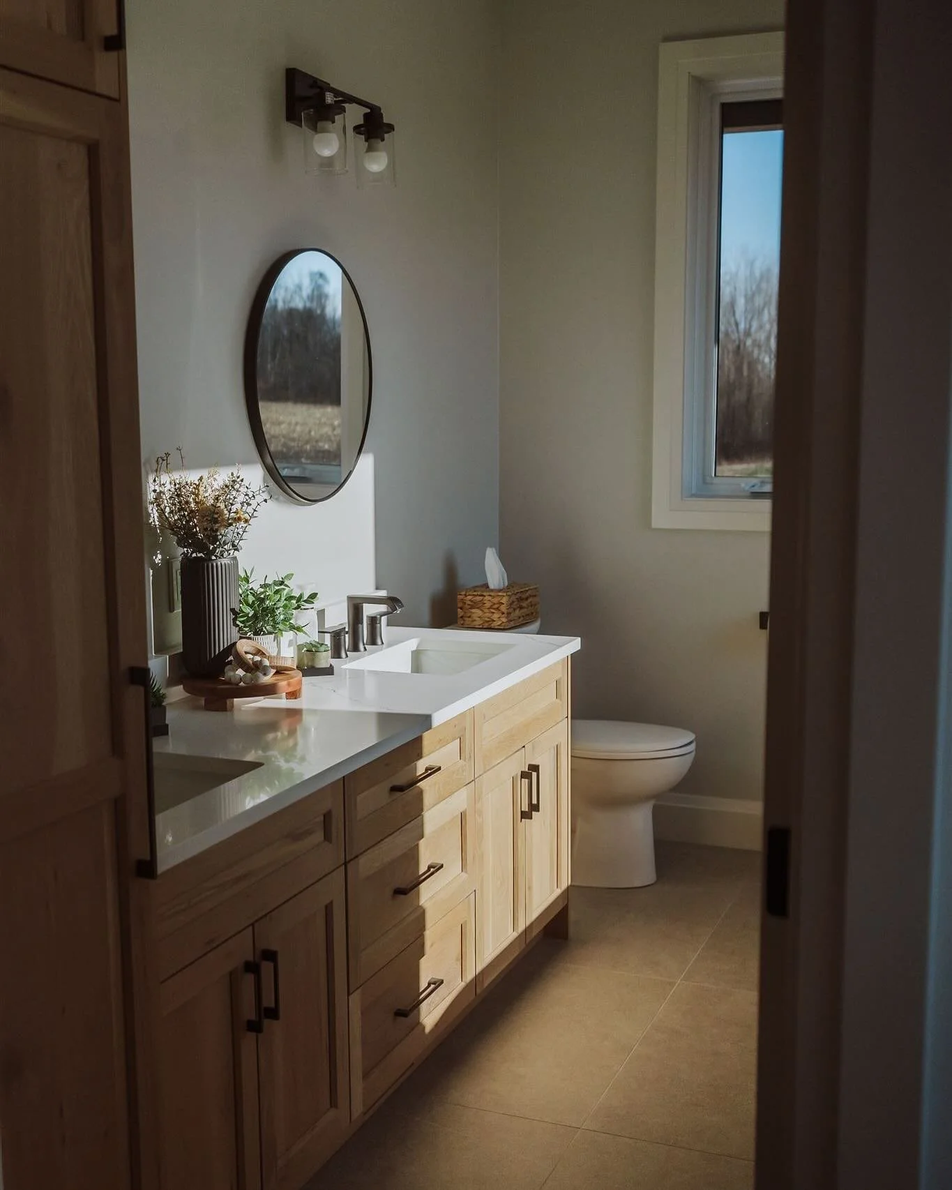 The way the sunlight danced across this white oak&hellip; 
📸 @juliecrawfordphoto 
🏠 @breedykhomesltd
