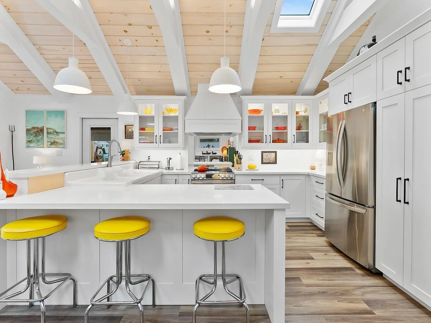 The kitchen in this lake house felt like sunshine ☀️
@daveawdedacc