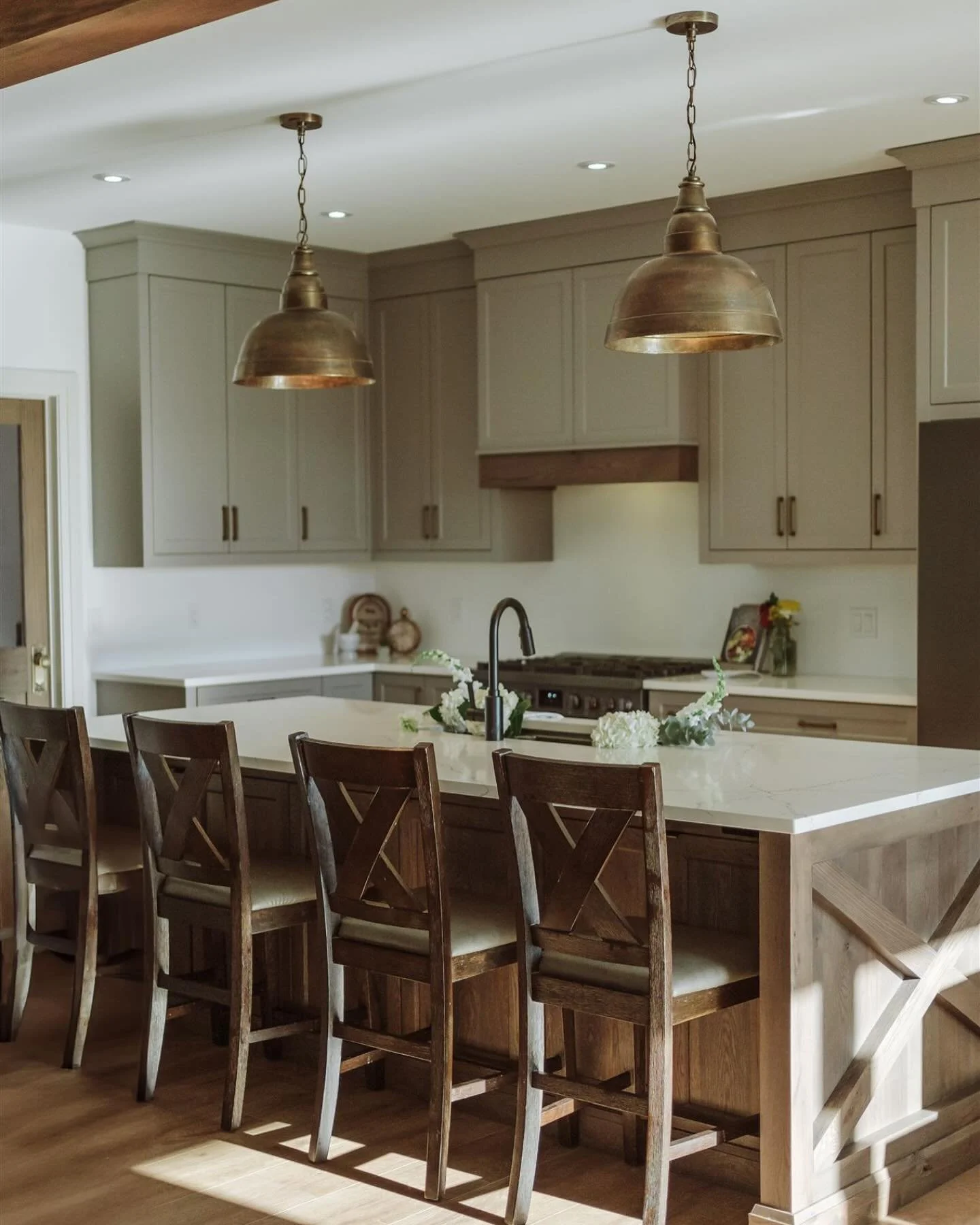 being a part of that &ldquo;heart of the home&rdquo; magic never gets old 💫 

Custom Home by @breedykhomesltd 
Countertops by @burke_custom_granite 
📸 @juliecrawfordphoto