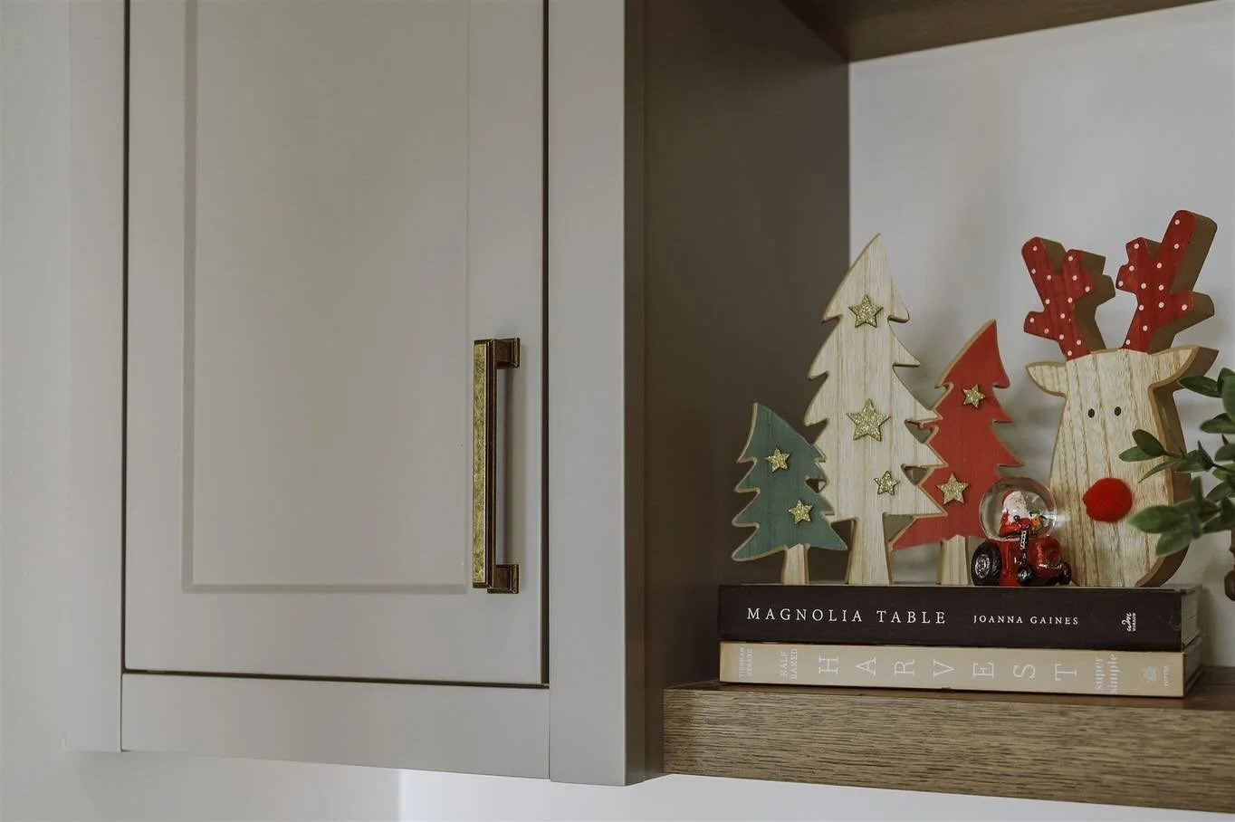 In 2024 we had the honour of filling this custom home by @breedykhomesltd with thoughtfully designed and timeless cabinetry. 

The stockings were hung by the reclaimed mantle, and the finished wood shelving serves a subtle ode to Christmas throughout