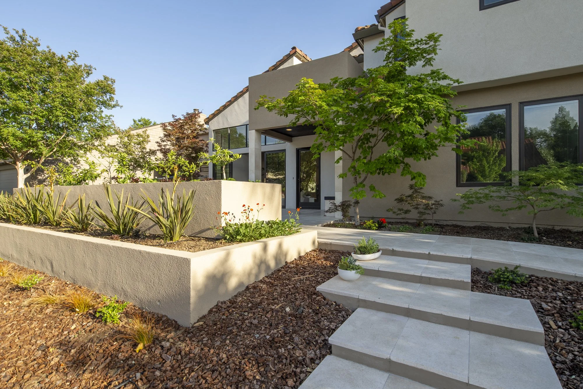 The patio at the top of the front terraced garden embodies “dolce far niente,“ or the sweet art of doing nothing in Italian. This concept is about making space for spontaneity, slowing down, coming together, and letting life happen: spending time wit