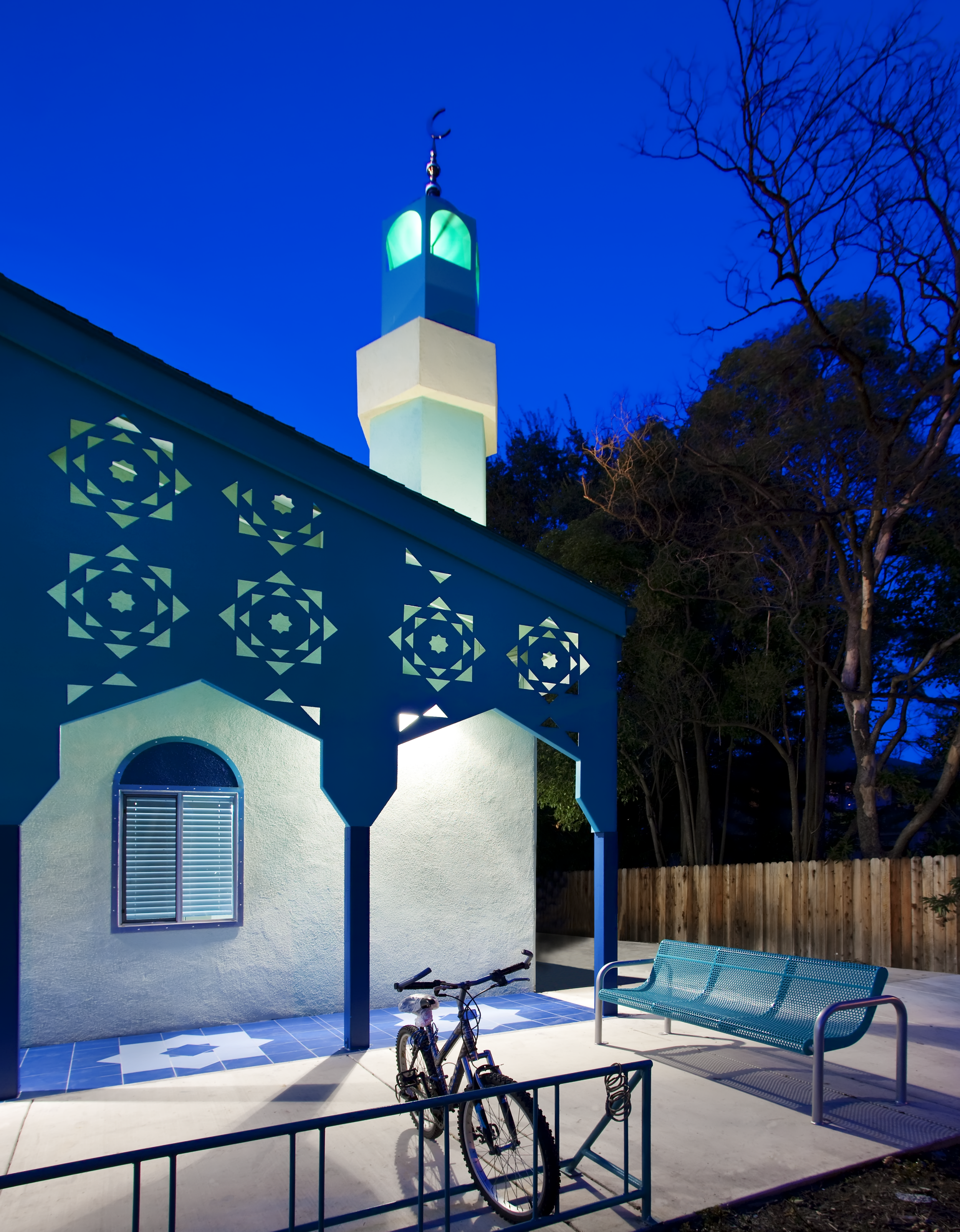 The program was ambitious for the small lot. The design maximizes the buildable area, pre-defined by setbacks established in cardinal directions.