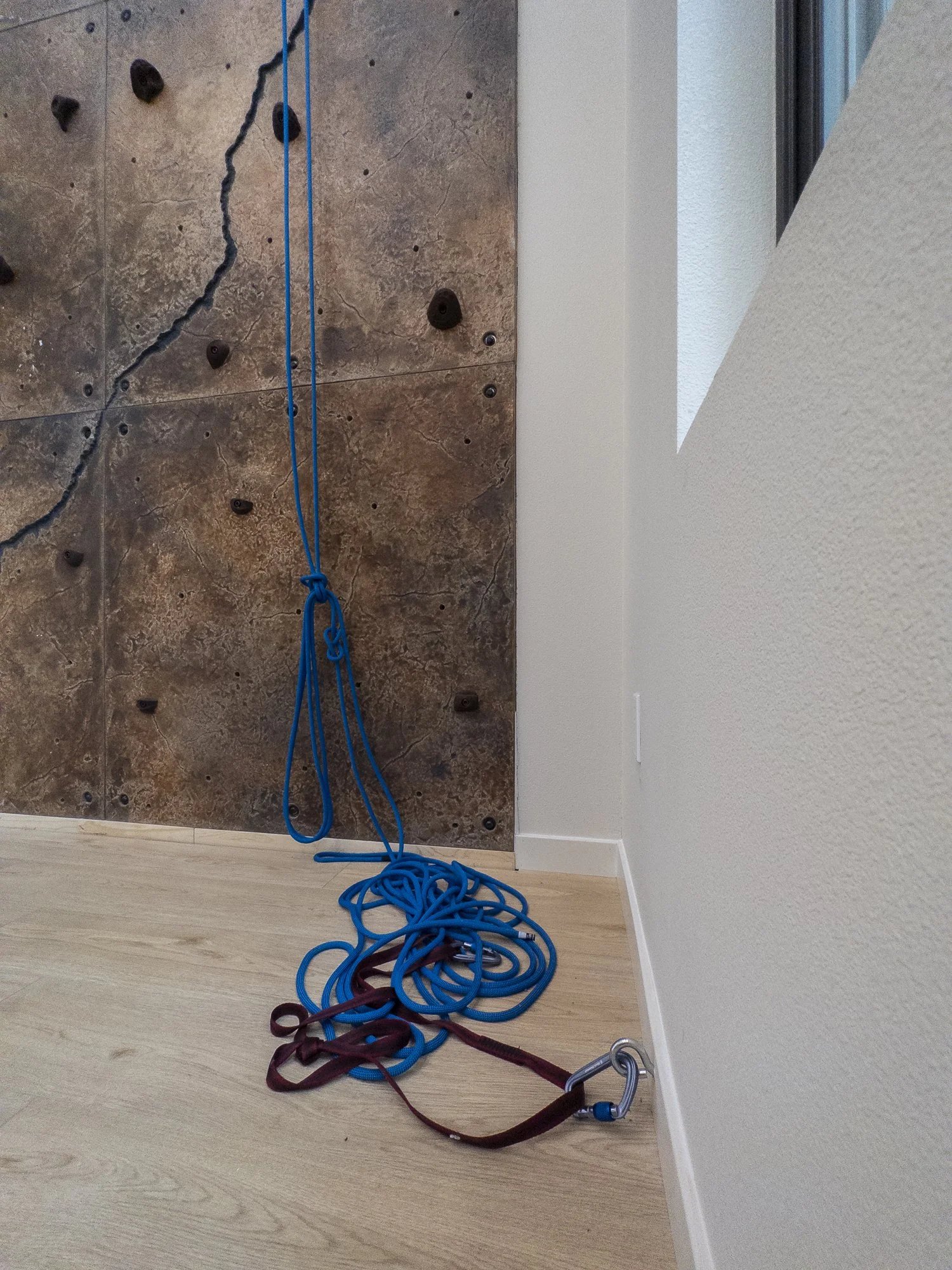 The belaying system is ready and waiting for the next climb.