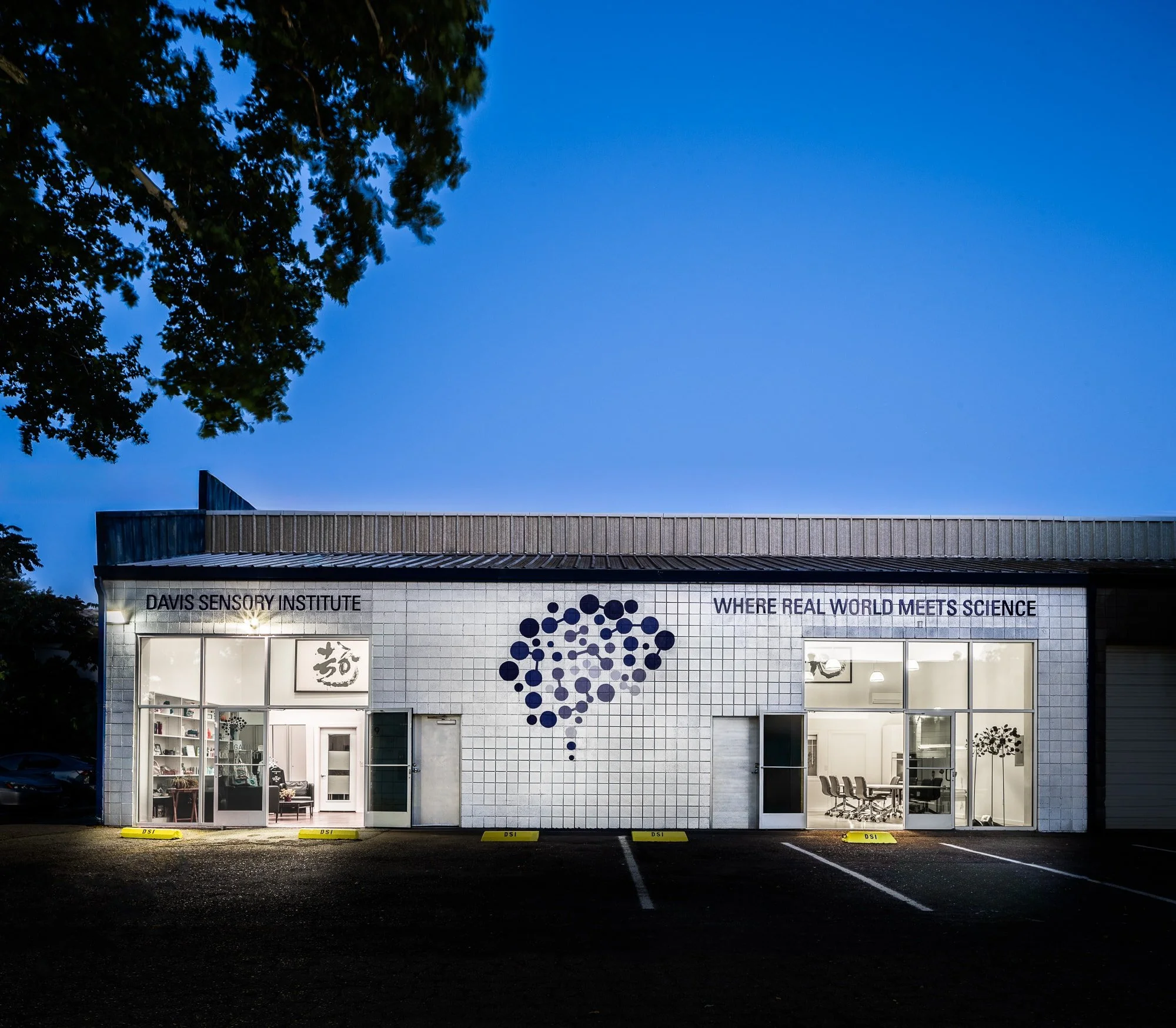 At night, the institute and brand remain visible to drivers on the main road, providing continuous brand visibility and reinforcing the institute's presence and role as a connector between the university and the wider world.