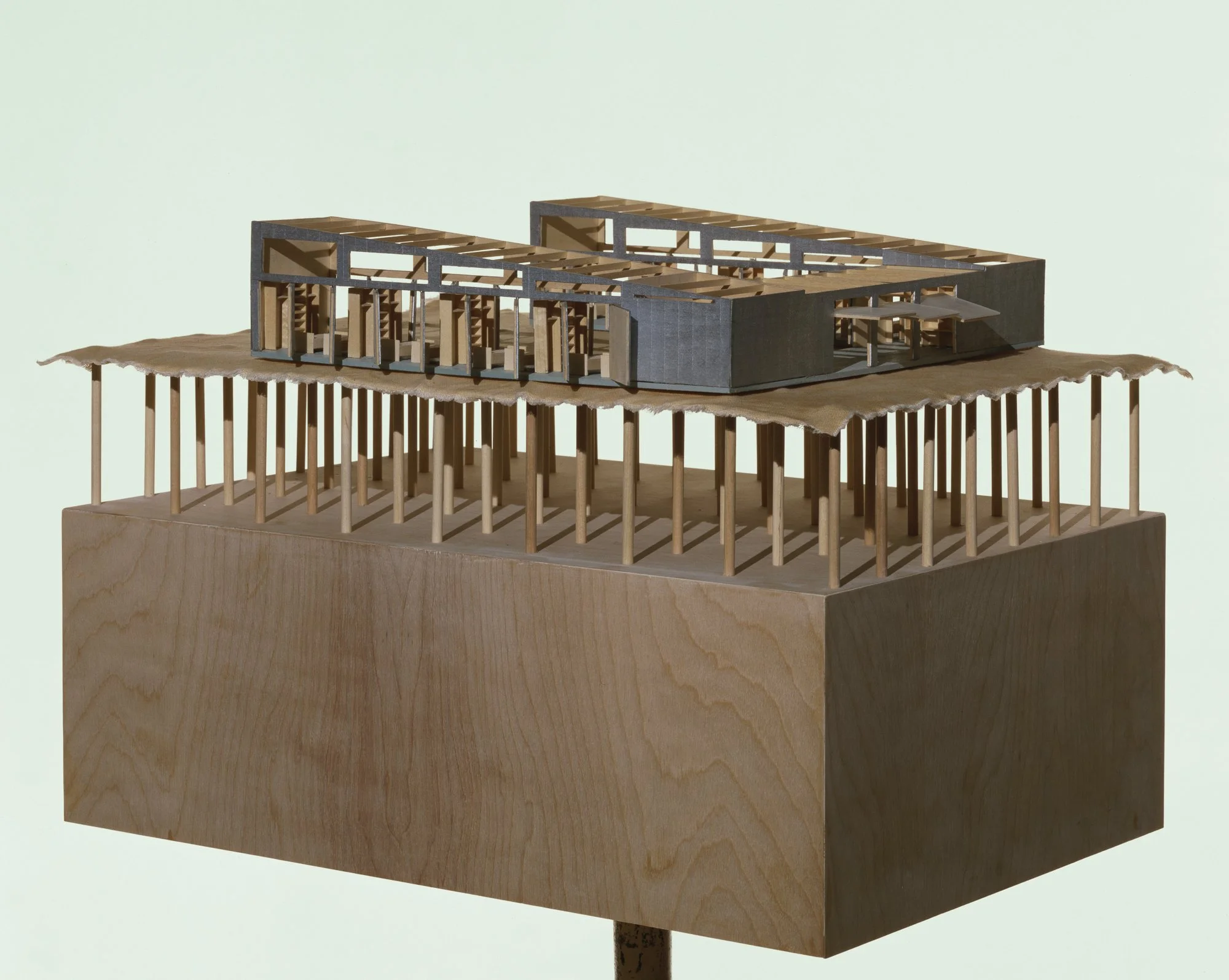 In the Meadow Site configuration, the flat surroundings allow pivoting openings into the fields, extending the interior space outward.