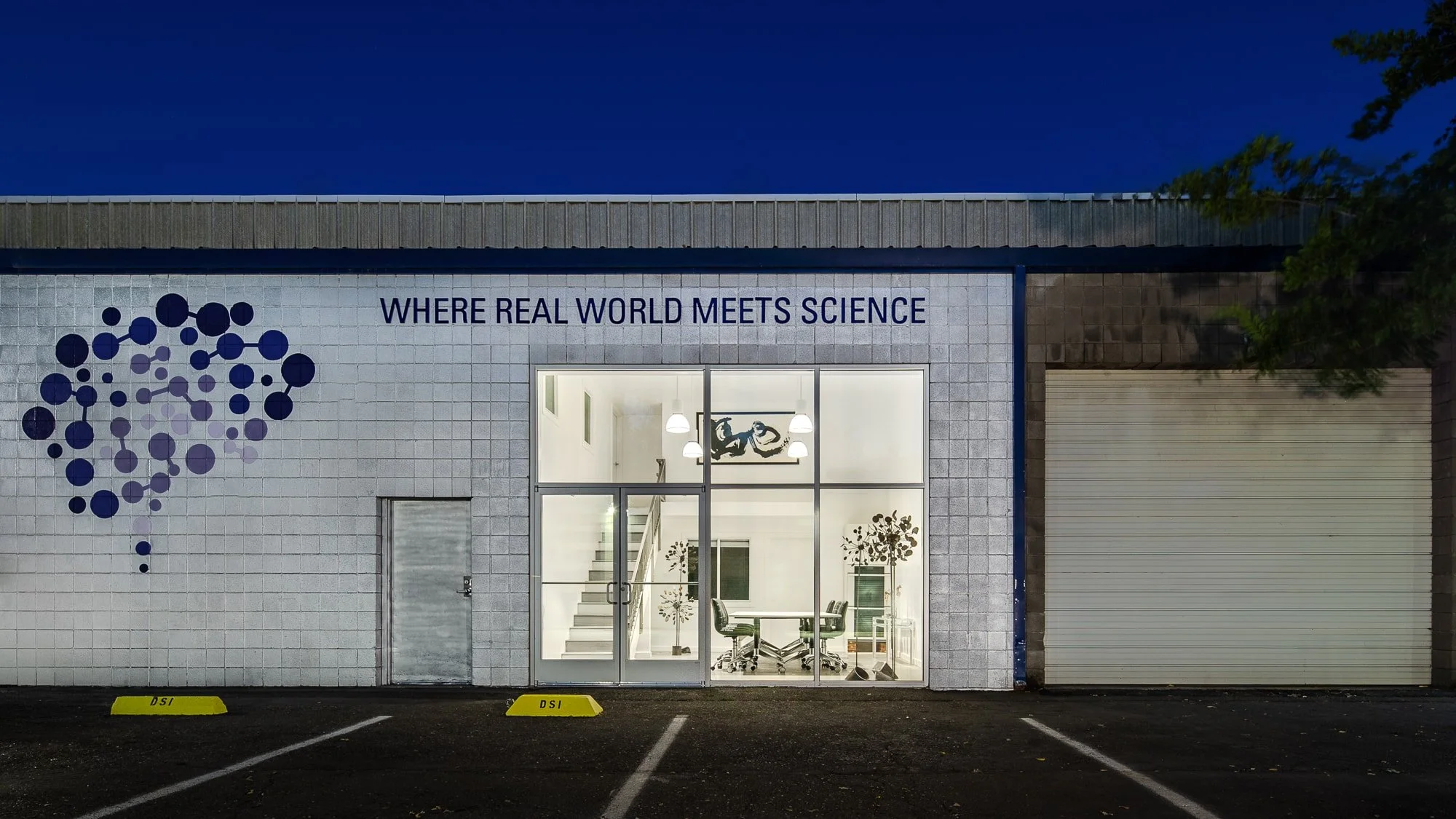 The large windows on either side of the complex bring light into the spaces during the day and shine light back out at night, illuminating the institute's activities for a wider audience, showcasing how the "real world meets science."