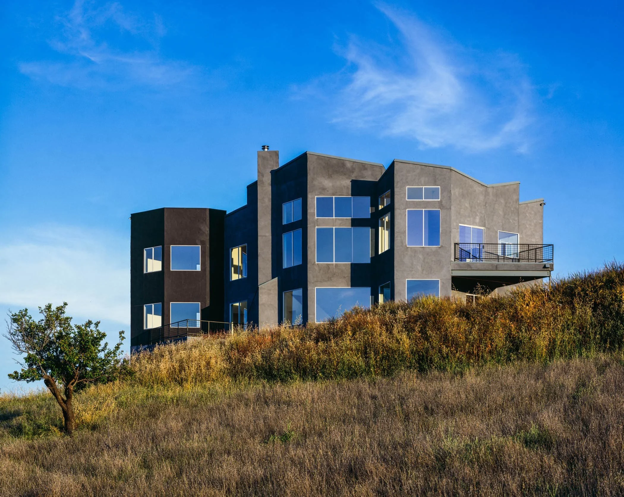 Castle-inspired towers bookend the home. The south tower houses workspaces on two floors; the north tower encloses a master bedroom suite with a view deck.