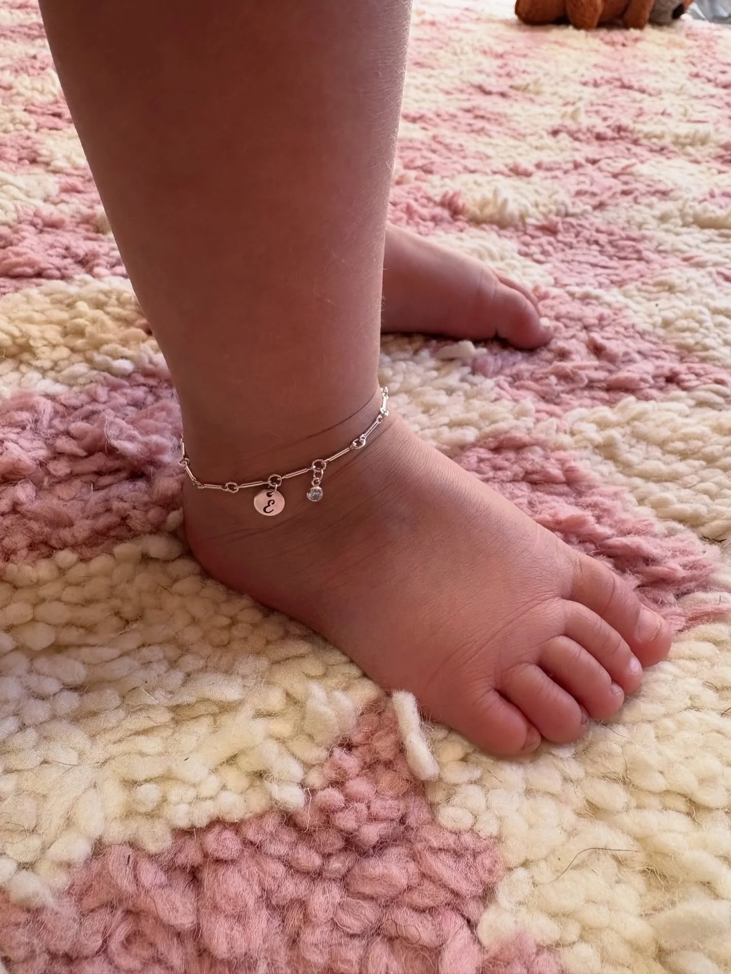 Cutest lil sister tootsies in the studio today 🥹 

swipe to see the best welding glasses shot - shared with permission 

✨ Bar chain in sterling silver for both 
✨ engraved first letters of their names 
✨ 3mm birthstone charms 

Such a beautiful kee