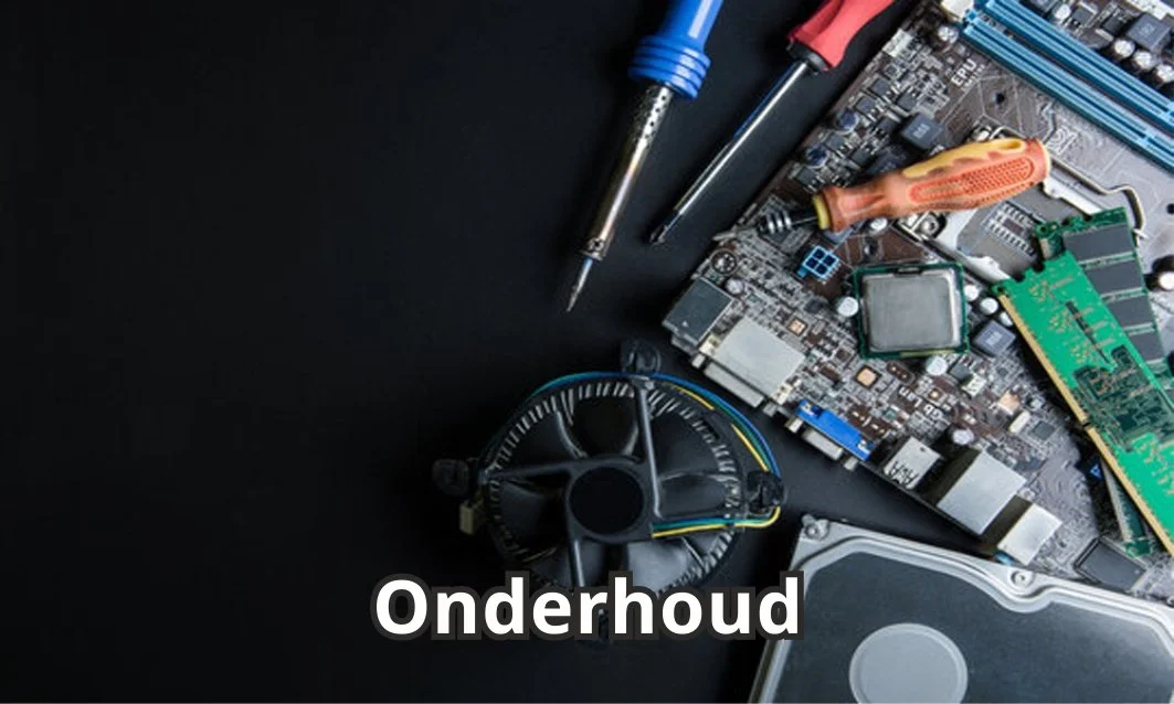 Technisch gereedschap en computeronderdelen op een zwarte achtergrond, inclusief soldeerbout, schroevendraaier, computerprocessor, geheugenchips, ventilator en harddrive.