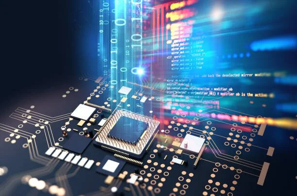 Close-up van een elektronisch circuitbord met digitale en programmeercodeprojecties op de achtergrond.