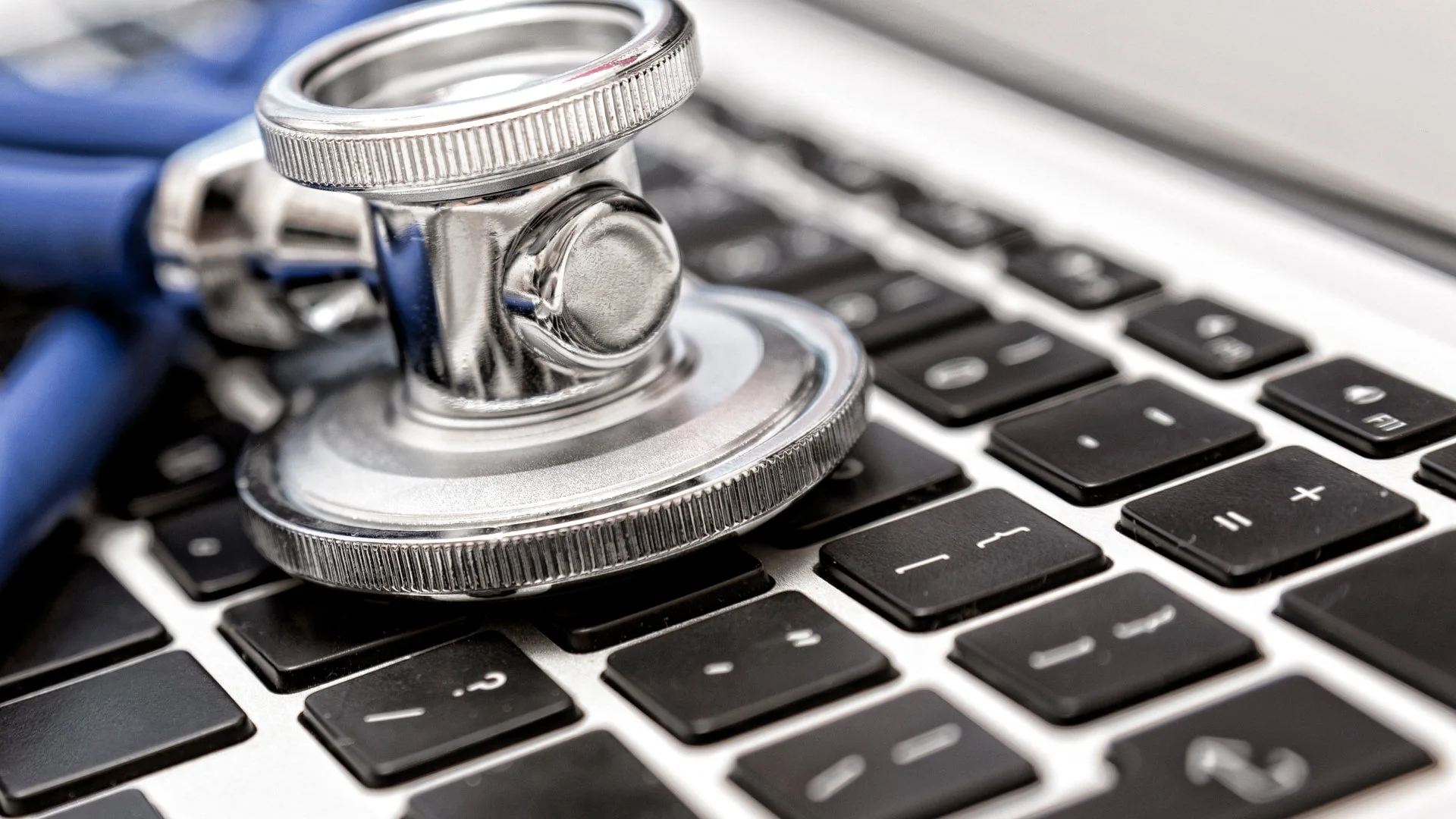 Stethoscoop op een laptoptoetsenbord.