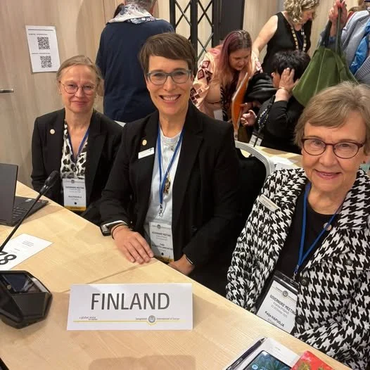 Governor kokous Krakovassa - soroptimistitoiminnan kolme pääperiaatetta: tietoisuuden lisääminen, vaikuttaminen ja toiminta