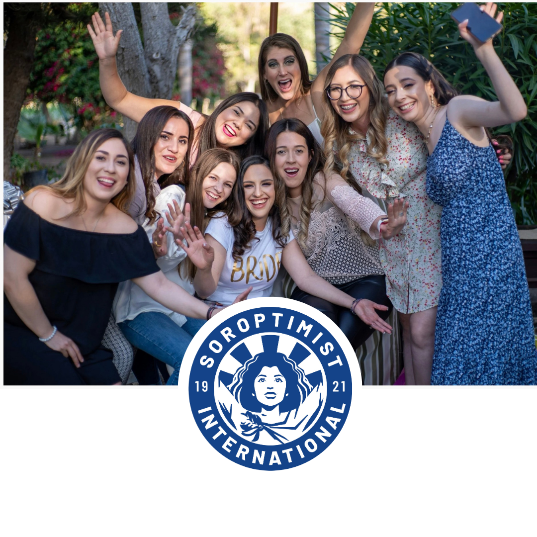 monta nuorta naista iloisena rykelmänä poseeraa kameralla