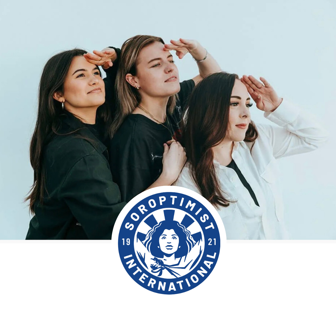 kolme nuorta naista katse eteenpäin ja käsi "lipalla"