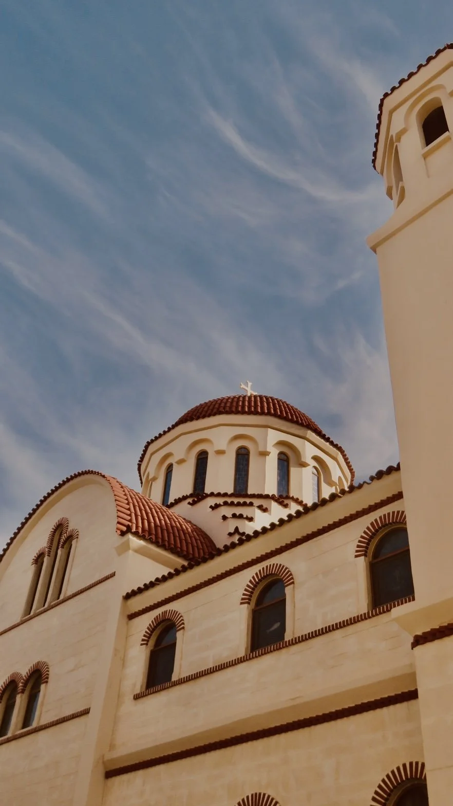 Église orthodoxe avec dôme et ciel bleu.