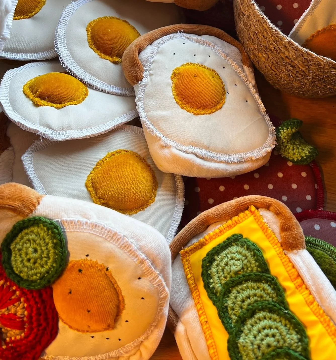 Nu visas v&aring;r och @annawennberg.se fina lilla lekutst&auml;llning p&aring; @tingsrydsbibliotek  f&ouml;lj @bebislek.pabibliotek Godmorgon! 🍞🧀🥒🍳