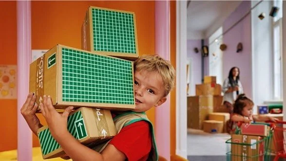 Hurra! &Auml;ntligen!! P&aring; l&ouml;rdag invigs v&aring;r nya familjeutst&auml;llning Postis p&aring; @postmuseum 🥳som vi har v&auml;ntat och l&auml;ngtat!!! Kom och lek💕