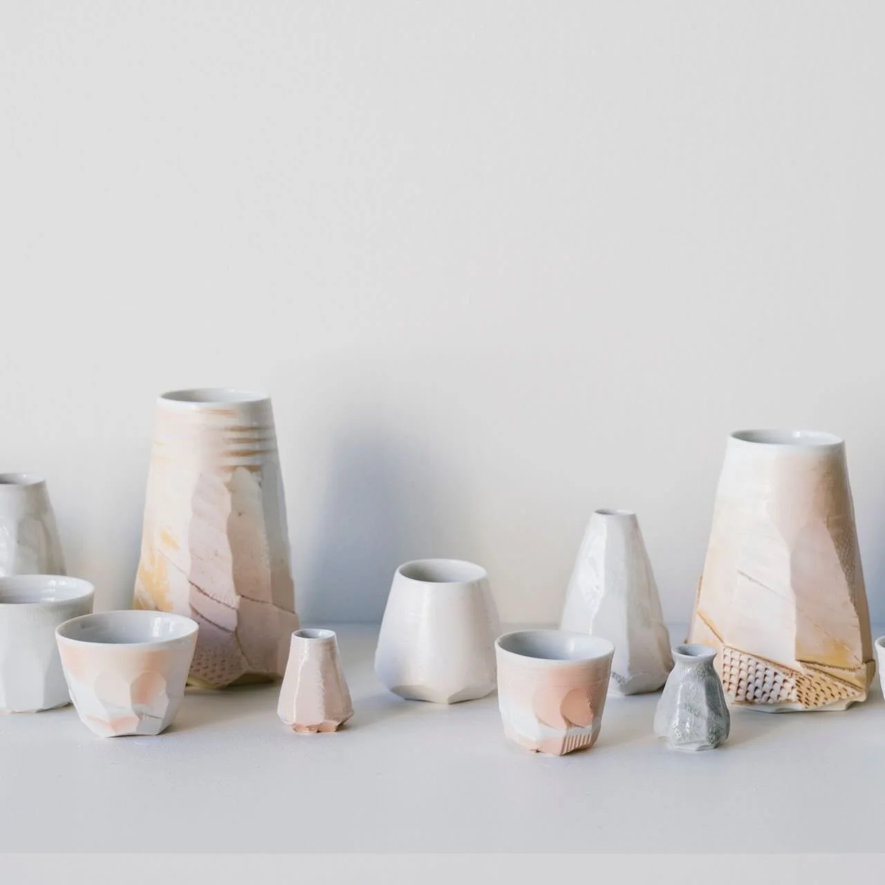 Last days of &lsquo;ODE to Gwyn&rsquo;
It&rsquo;s on until Sept 25th at Artisan @artisanqld 
Curated beautifully by Kylie Johnson @paperboatpress 

📸 by @jennifer.hillhouse 

#australianceramics #porcelainware #woodfiredporcelain #funtionalporcelain
