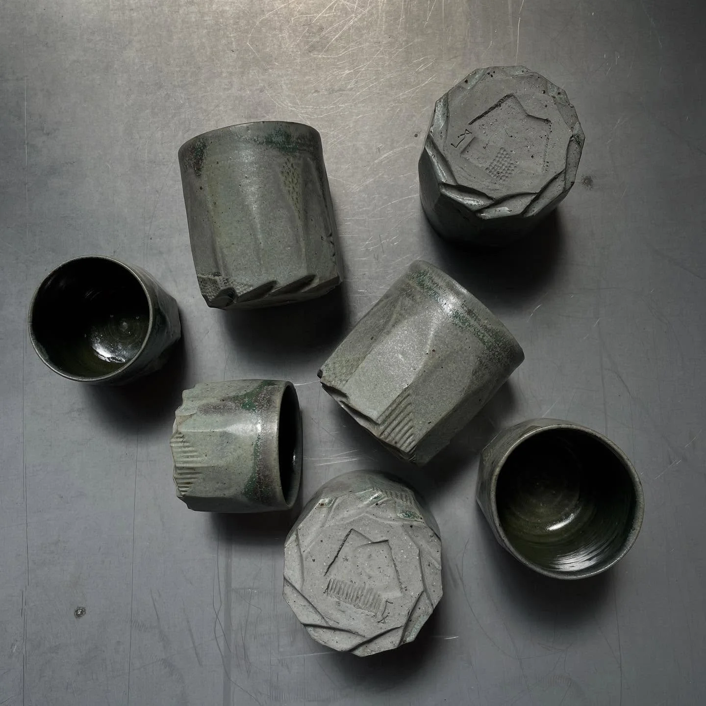 &hellip;these are something newish I&rsquo;ve been working on. The clay is stained grey to amplify the beauty of this copper glaze. 

#australianceramics #glazealchemy #copperglazeovergrey #ceramicgift