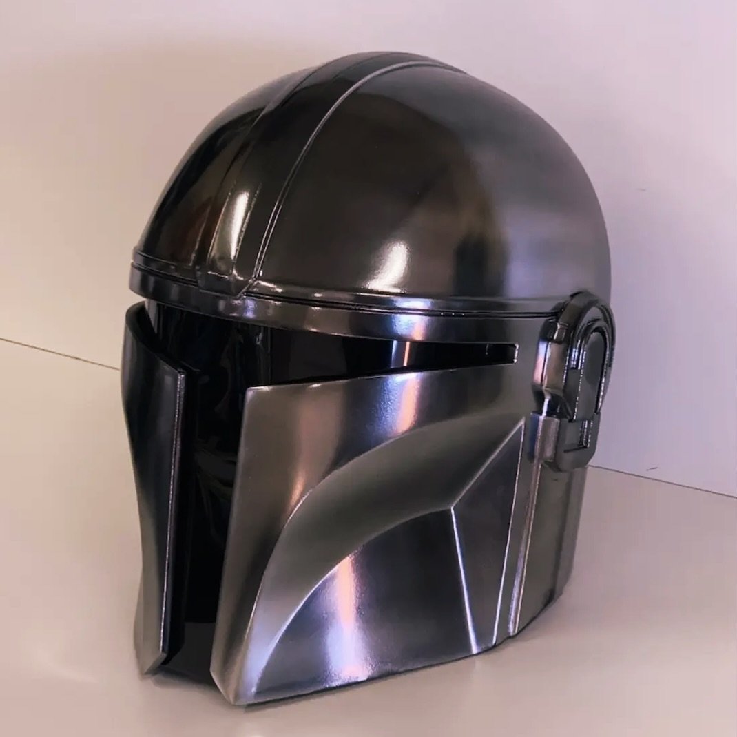 Neustes Projekt abgeschlossen: Ein detailgetreuer Mandalorian Helm, gedruckt mit meinem 3D-Drucker! Ich liebe es 😍 
Was sagt ihr?
#3dprinting #mandalorian #diy