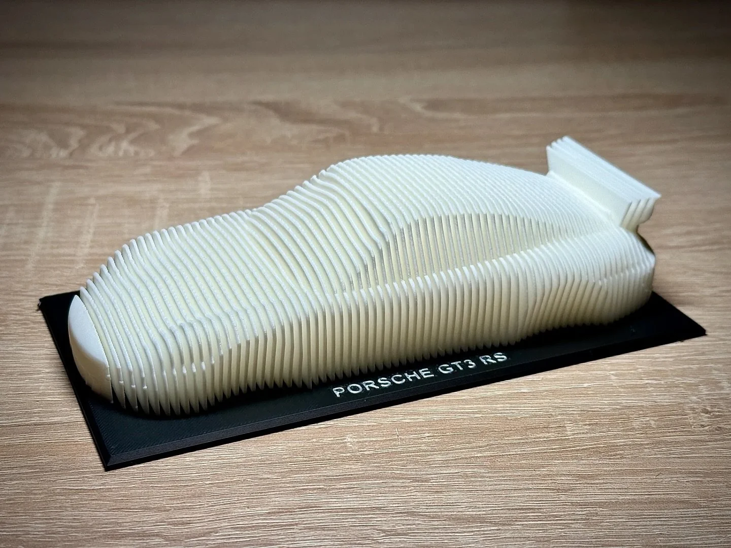 🚀 Perfektion in jeder Schicht &ndash; der Porsche GT3 RS als 3D-gedrucktes Designst&uuml;ck! 🏎️✨
Diese minimalistische Darstellung f&auml;ngt die Essenz von Geschwindigkeit und Eleganz ein. Ein Must-have f&uuml;r echte Porsche-Fans und Design-Liebh