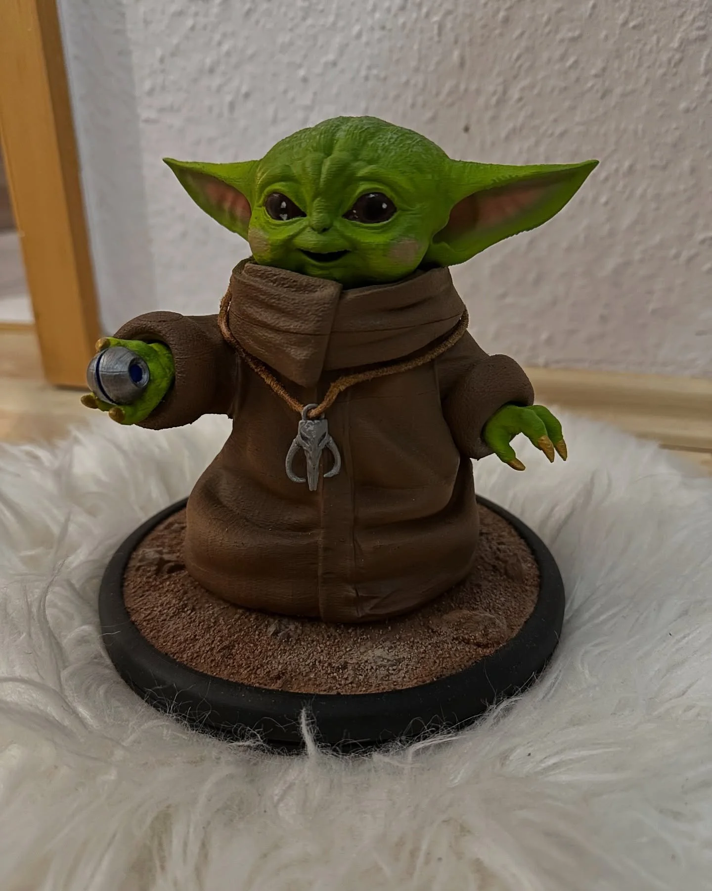 💚 3D-gedruckter Grogu &ndash; Der kleine Star aus The Mandalorian! 🚀

Dieses detailreiche Modell wurde aus PETG gefertigt und anschlie&szlig;end mit der Airbrush-Technik bemalt, um einen realistischen Look zu erzeugen. Die gl&auml;nzenden Augen ver