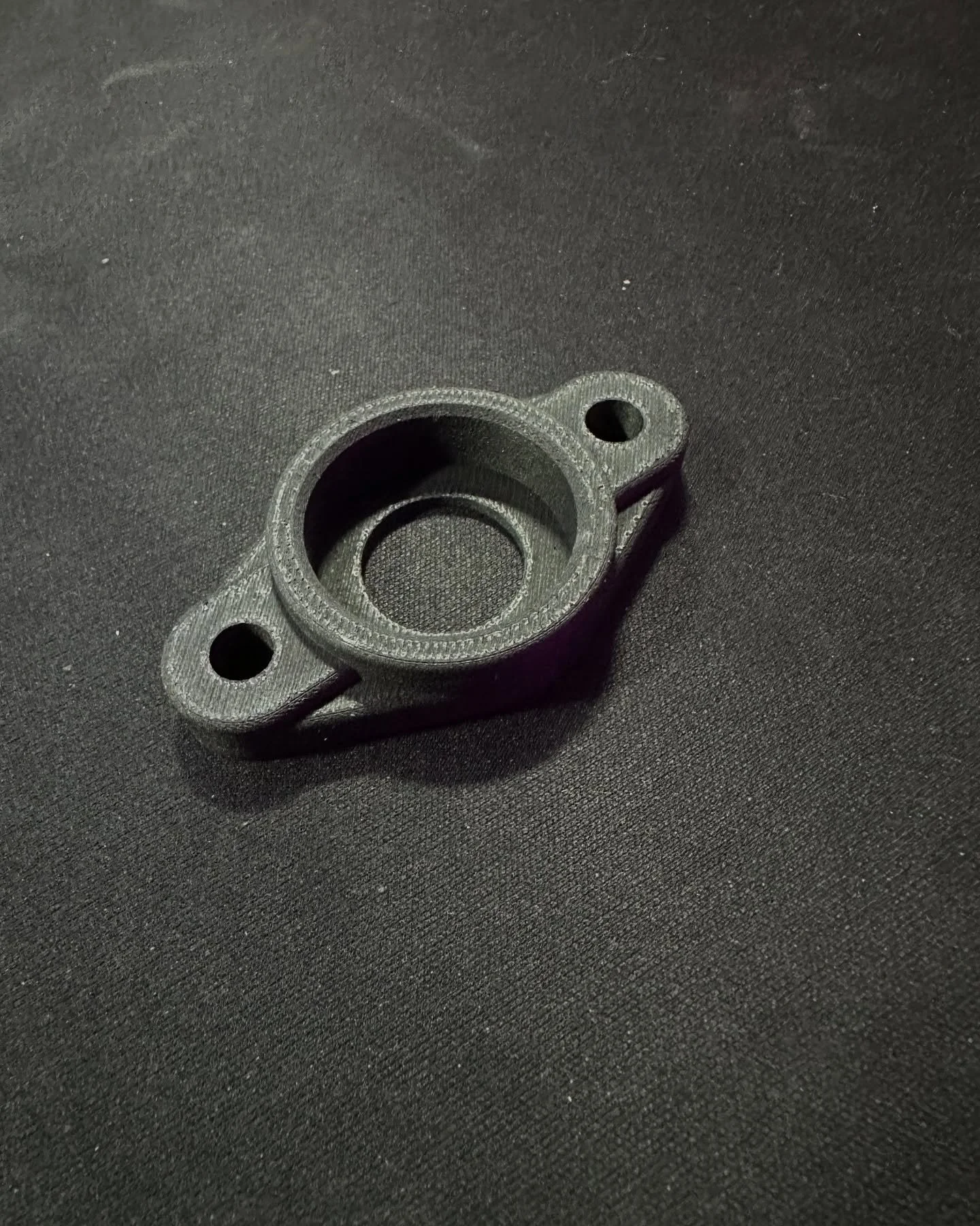 🚀 Hochleistungs-3D-Druck f&uuml;r den Maschinenbau! 🔩

Dieses Bauteil wurde aus PA6-CF (kohlenstofffaserverst&auml;rktes Polyamid) gedruckt &ndash; ein Material, das durch seine extreme Festigkeit, Hitzebest&auml;ndigkeit und Abriebfestigkeit &uuml