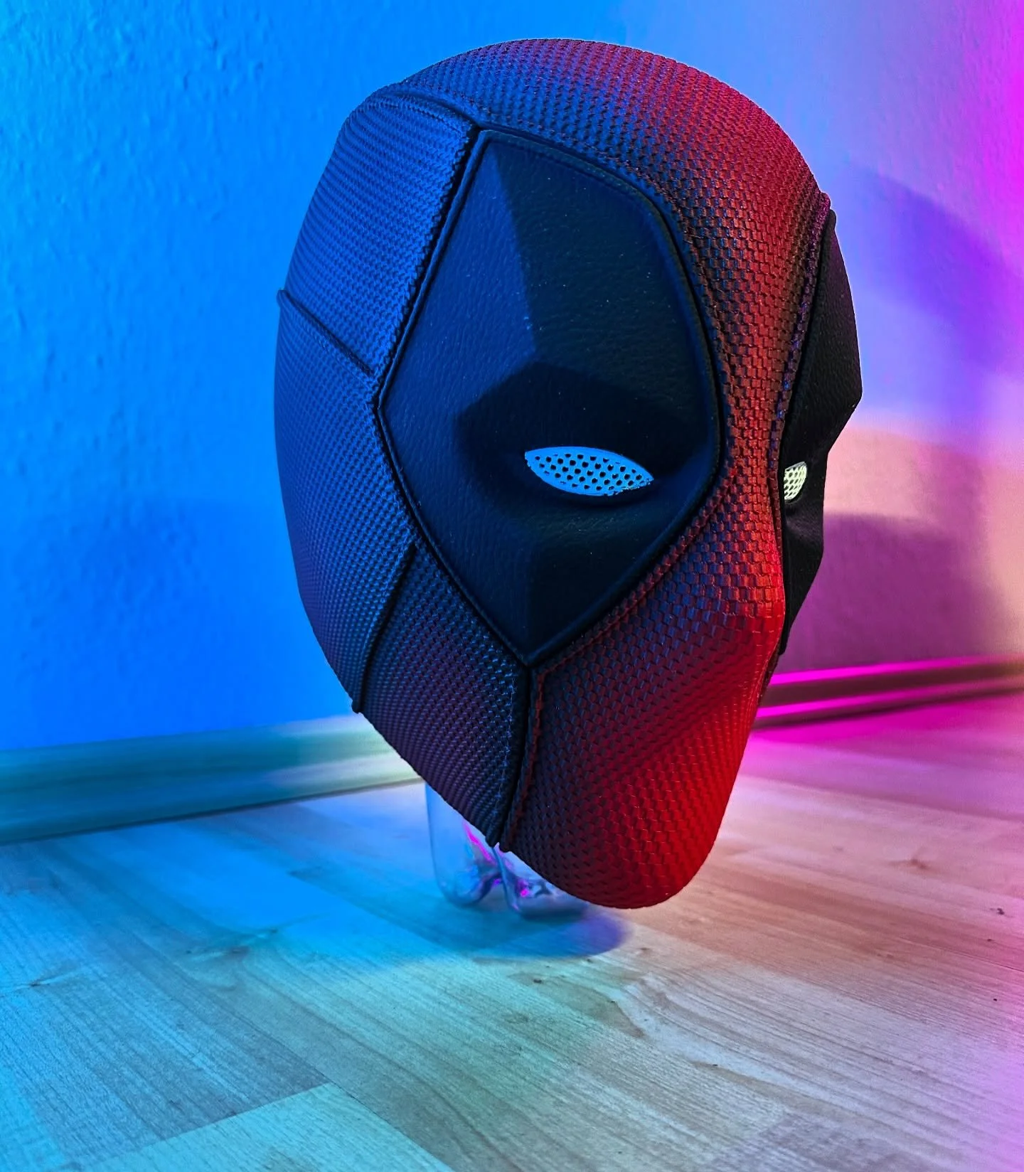 Hier ist er &ndash; mein handgefertigter Deadpool-Helm in voller Gr&ouml;&szlig;e! Der Helm wurde aus hochwertigem PETG-Material im 3D-Druckverfahren erstellt und anschlie&szlig;end sorgf&auml;ltig lackiert, um den perfekten Look zu erzielen. Ideal f