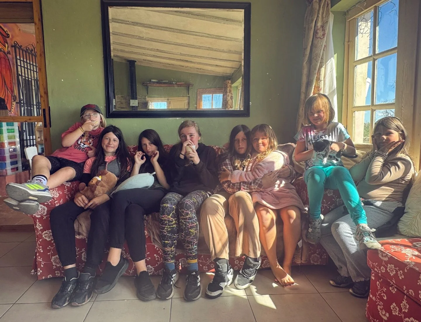 Another farewell for now! The bonds forged here are so beautiful to witness. Thanks to flexibility in work and education, families can reunite despite the distance 🧡 The worldschooling lifestyle is unique!